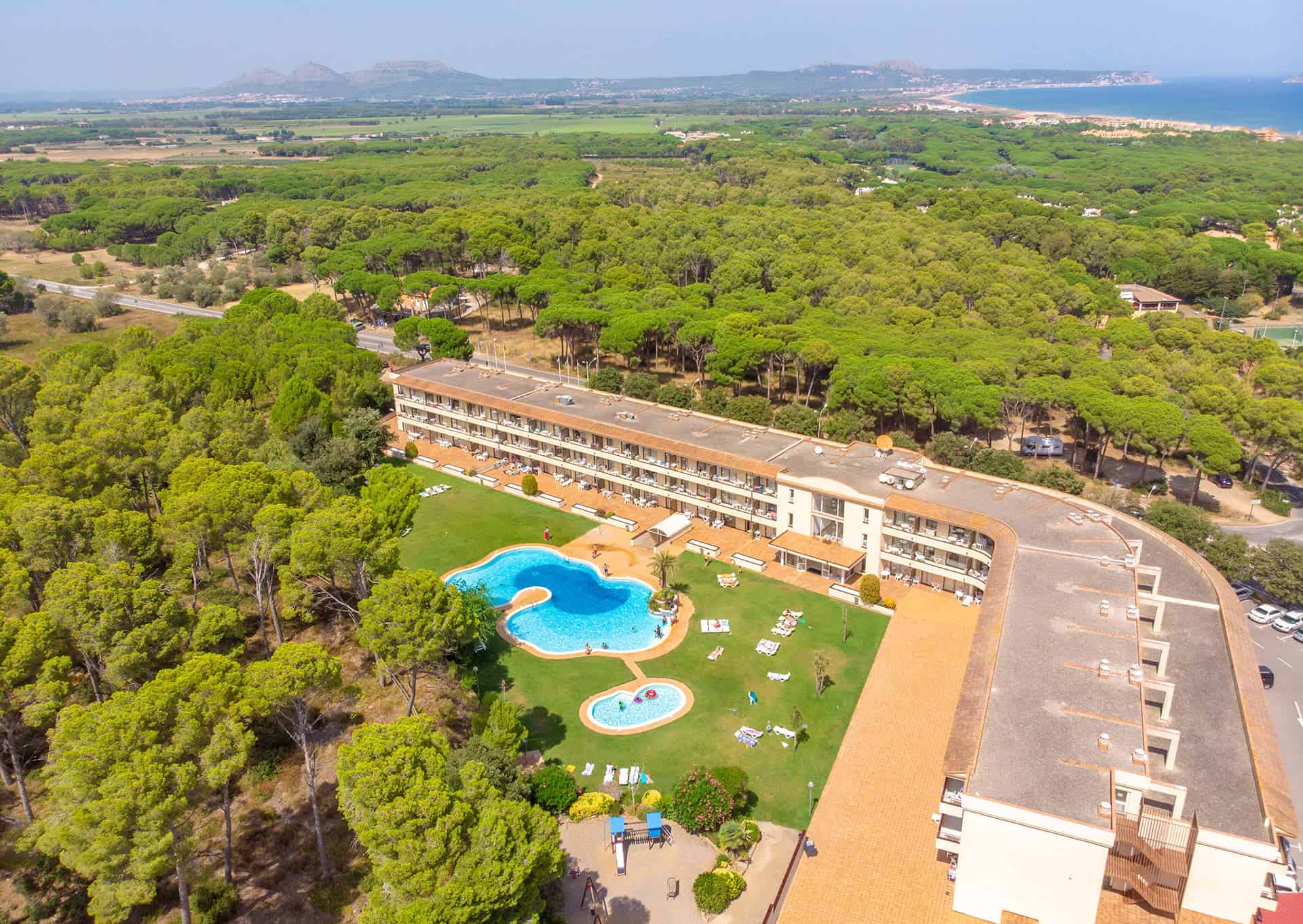 Vue aérienne de la résidence de vacances Golf Beach Aparthotel à Playa de Pals sur la Costa Brava, en Espagne Vue aérienne de la résidence de vacances Golf Beach Aparthotel à Playa de Pals sur la Costa Brava, en Espagne