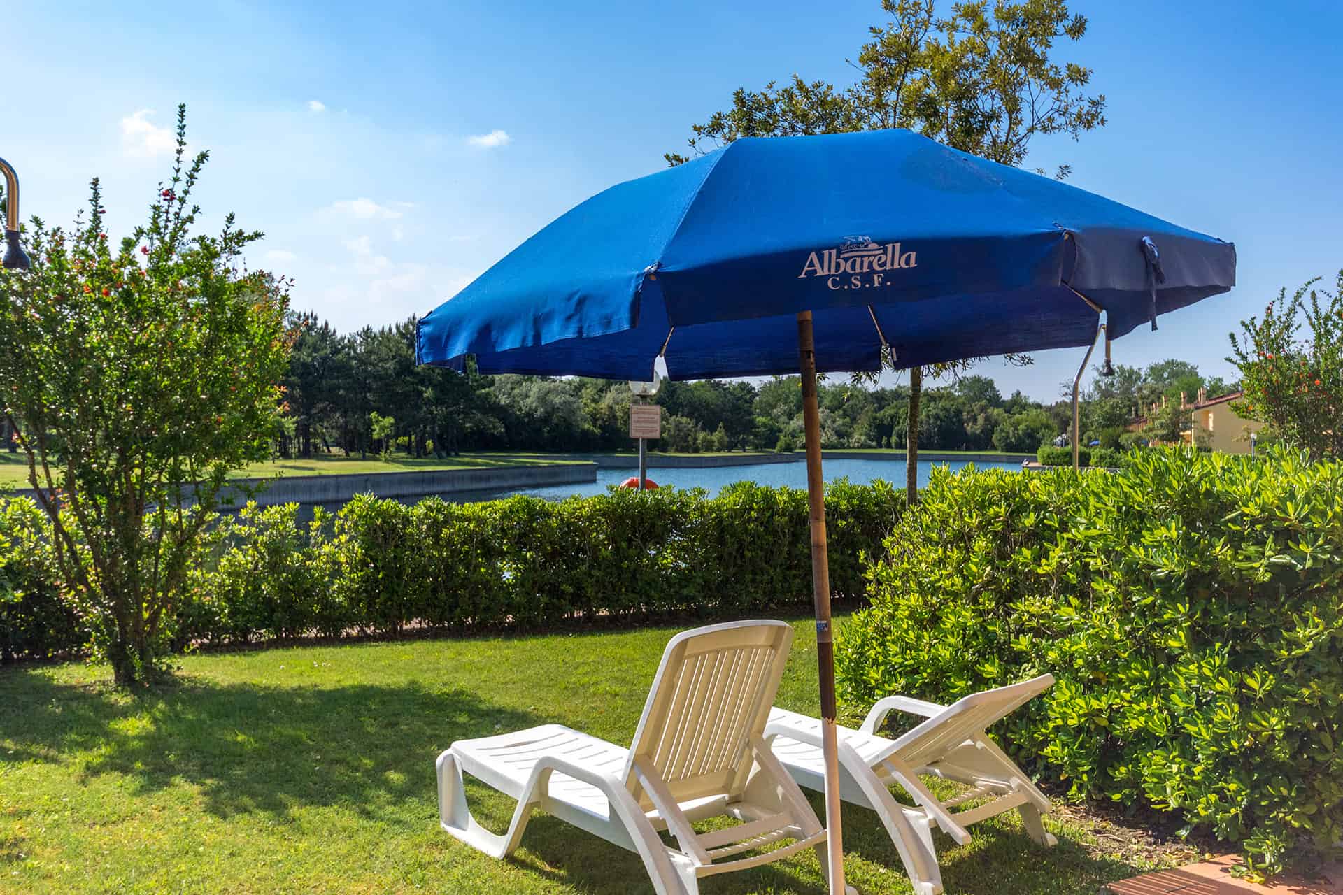 Exemple de vue depuis le jardin d'un logement dans la résidence vacances Albarella en Italie Exemple de vue depuis le jardin d'un logement dans la résidence vacances Albarella en Italie