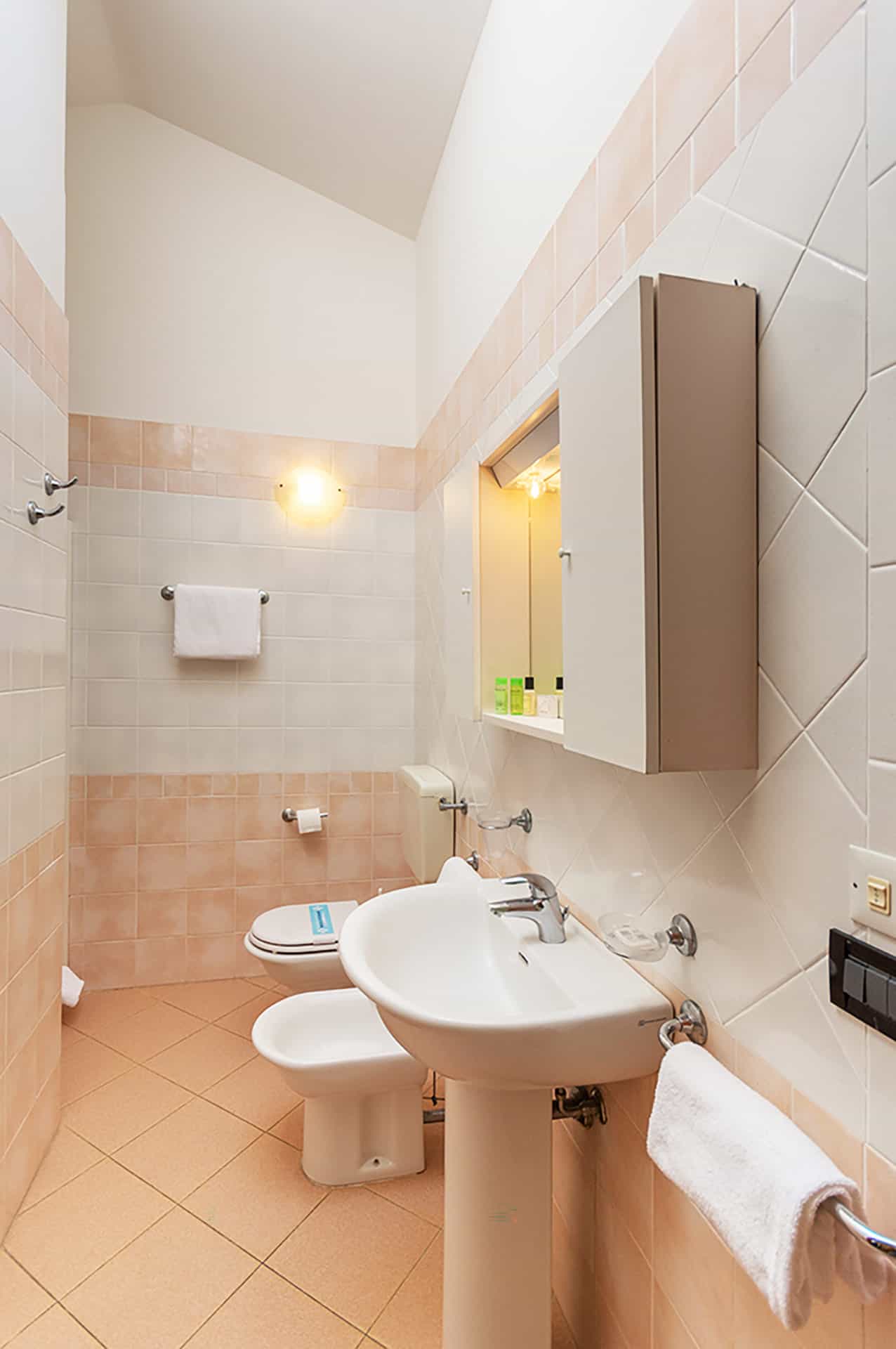 Salle de bain d'un S3 dans la résidence vacances Albarella en Italie Salle de bain d'un S3 dans la résidence vacances Albarella en Italie