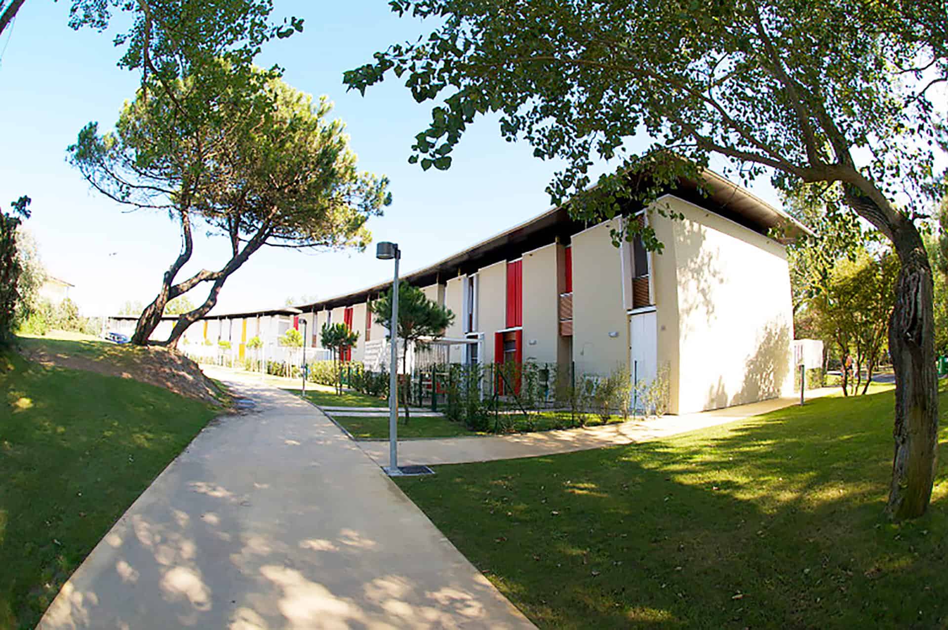 Extérieur d'un SM3 dans la résidence vacances Albarella en Italie Extérieur d'un SM3 dans la résidence vacances Albarella en Italie