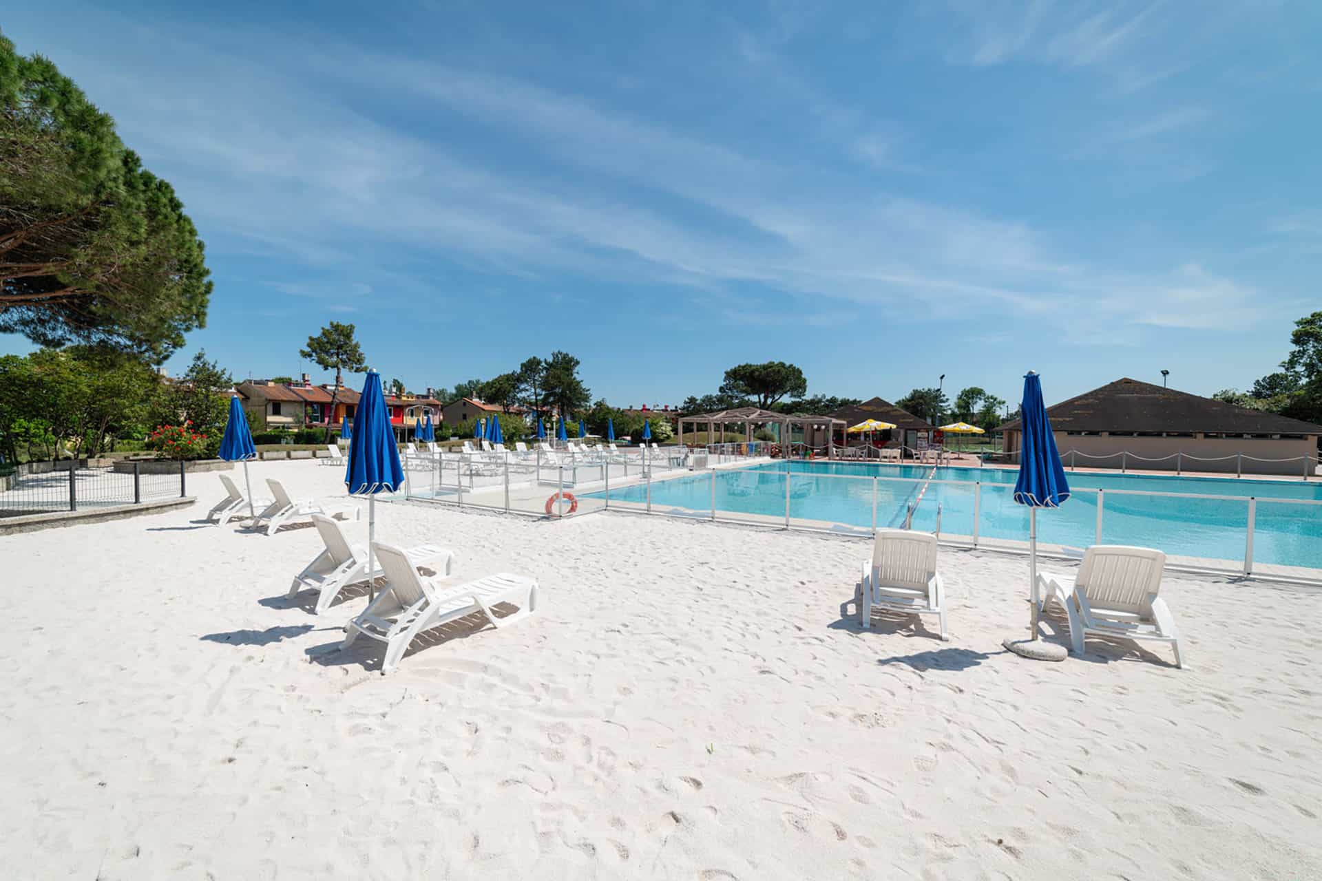 Vue d'ensemble de la piscine dans la résidence de vacances Albarella en Italie Vue d'ensemble de la piscine dans la résidence de vacances Albarella en Italie