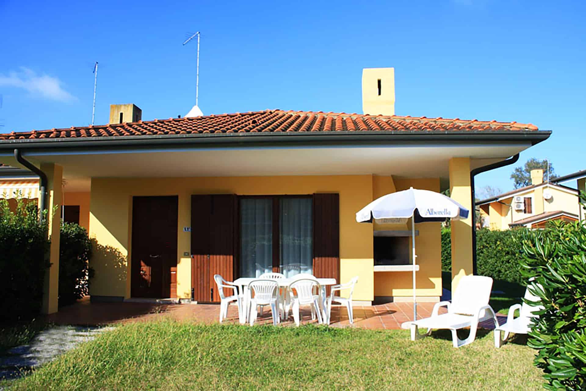 Extérieur et jardin d'un V3 dans la résidence vacances Albarella en Italie  Extérieur et jardin d'un V3 dans la résidence vacances Albarella en Italie