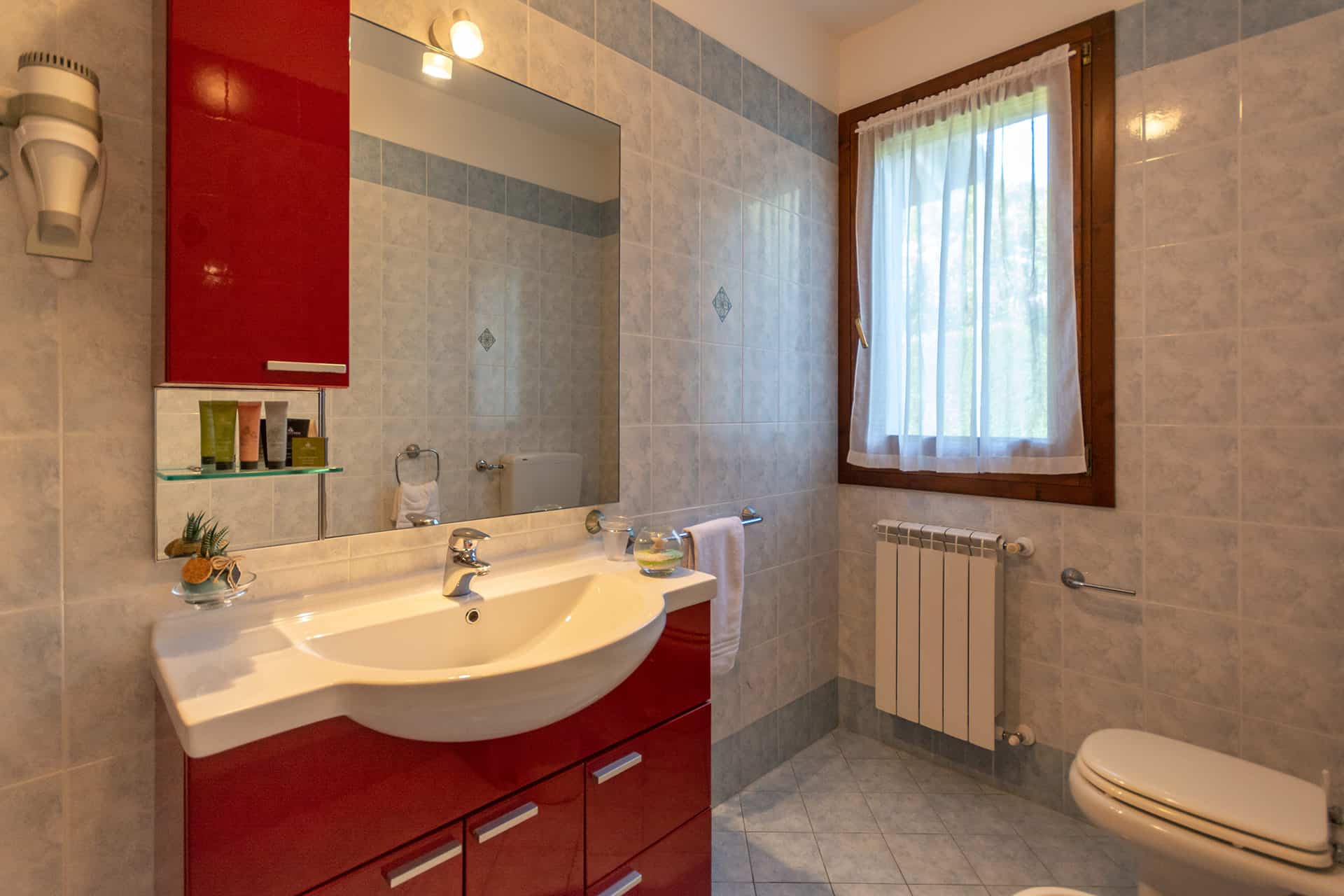 Salle de bain d'un V3 dans la résidence vacances Albarella en Italie  Salle de bain d'un V3 dans la résidence vacances Albarella en Italie