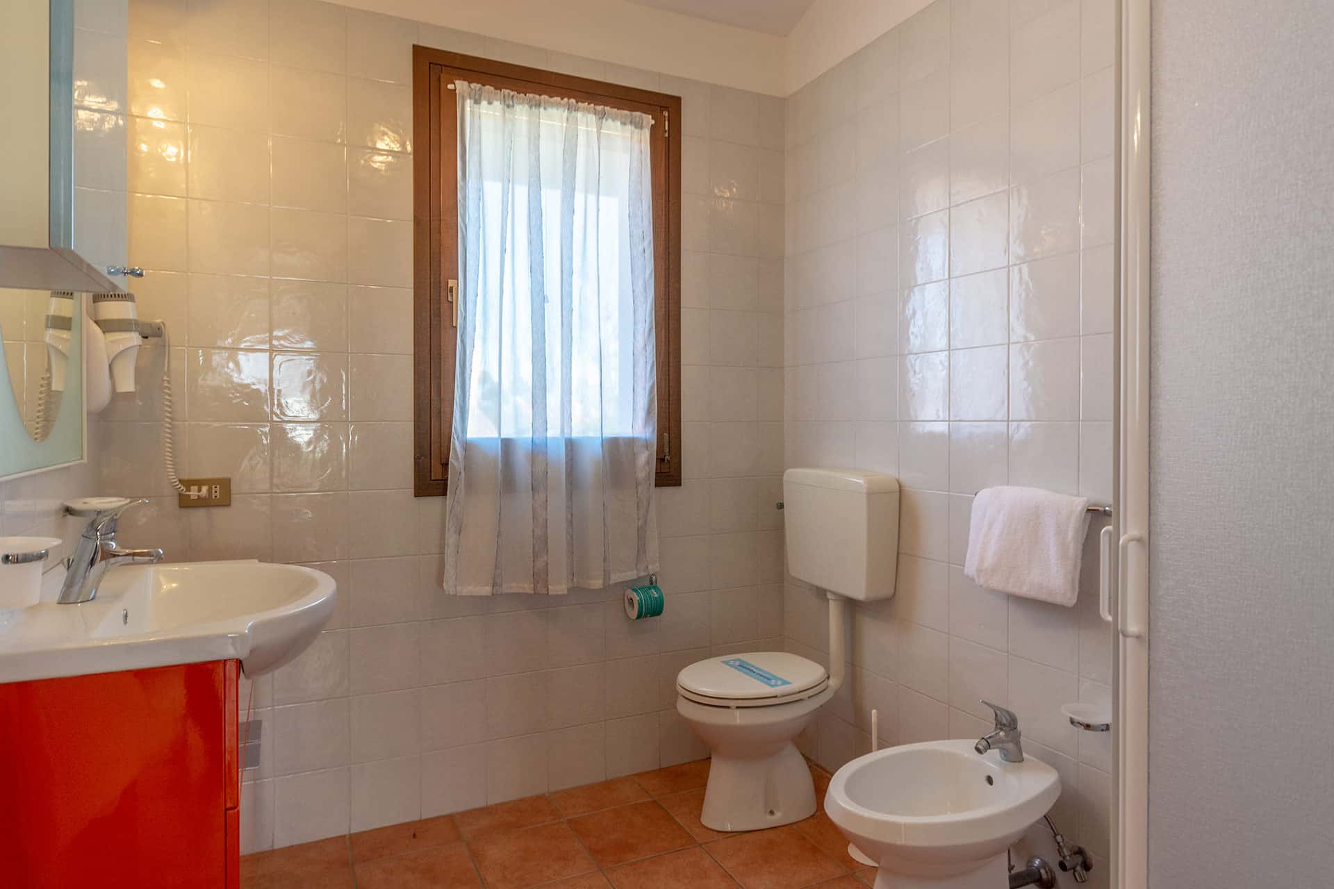 Salle de bain d'un logement de la résidence de vacances Albarella en Italie Salle de bain d'un logement de la résidence de vacances Albarella en Italie