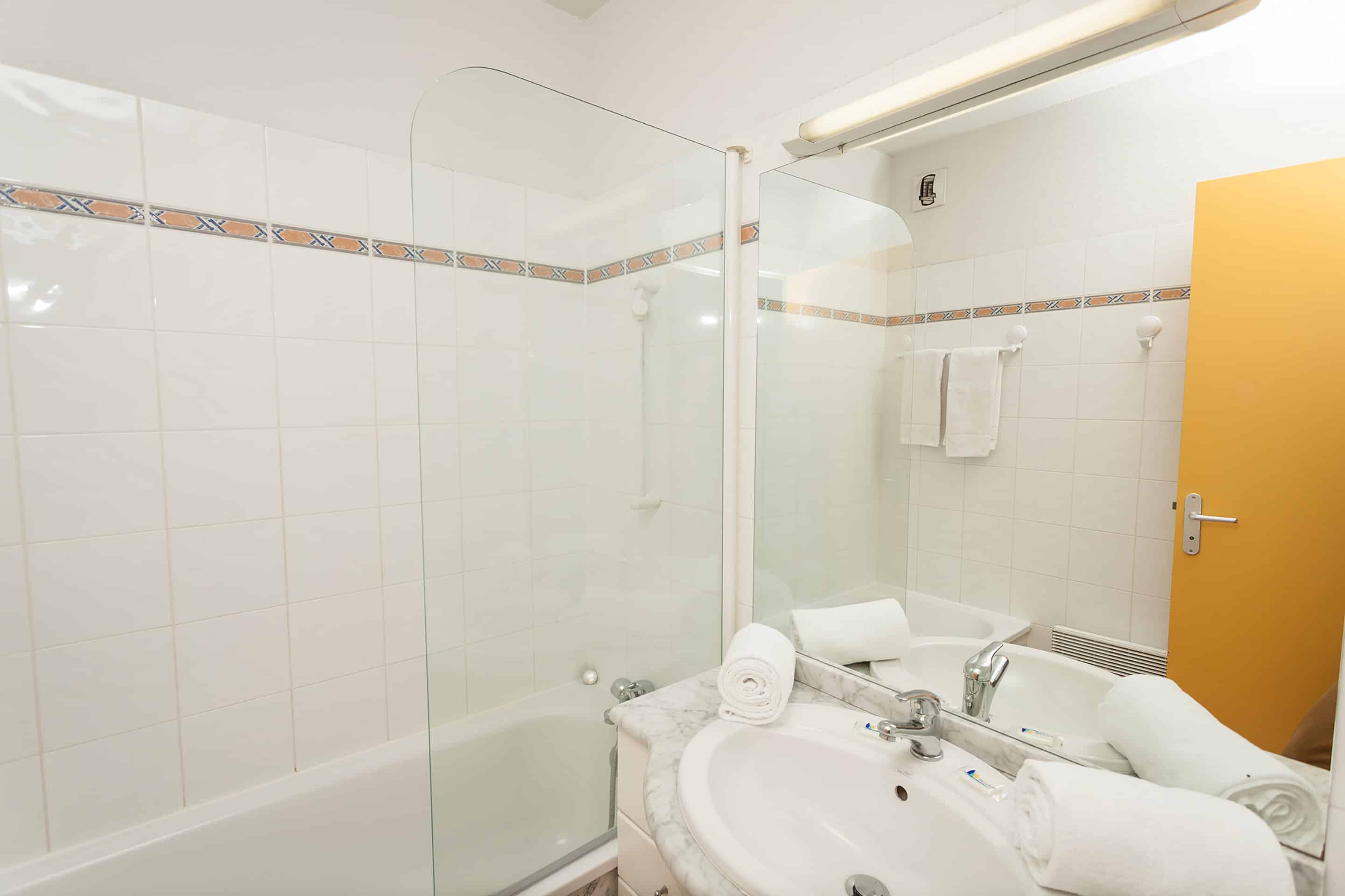 Exemple de salle de bain de la résidence de Port Argelès à Argelès Exemple de salle de bain de la résidence de Port Argelès à Argelès