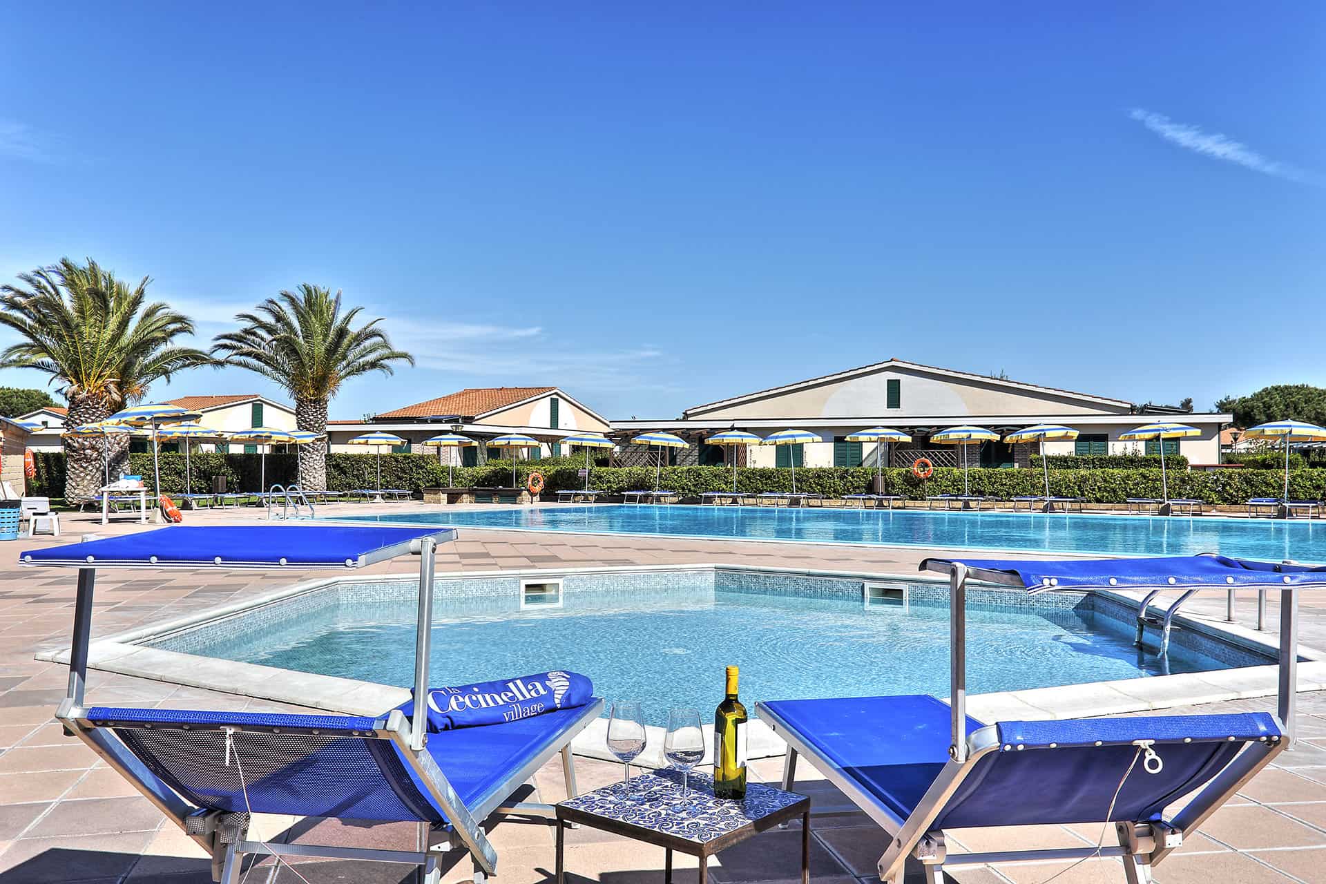 Piscine de la résidence de vacances la Cecinella à Cecina Mare Piscine de la résidence de vacances la Cecinella à Cecina Mare