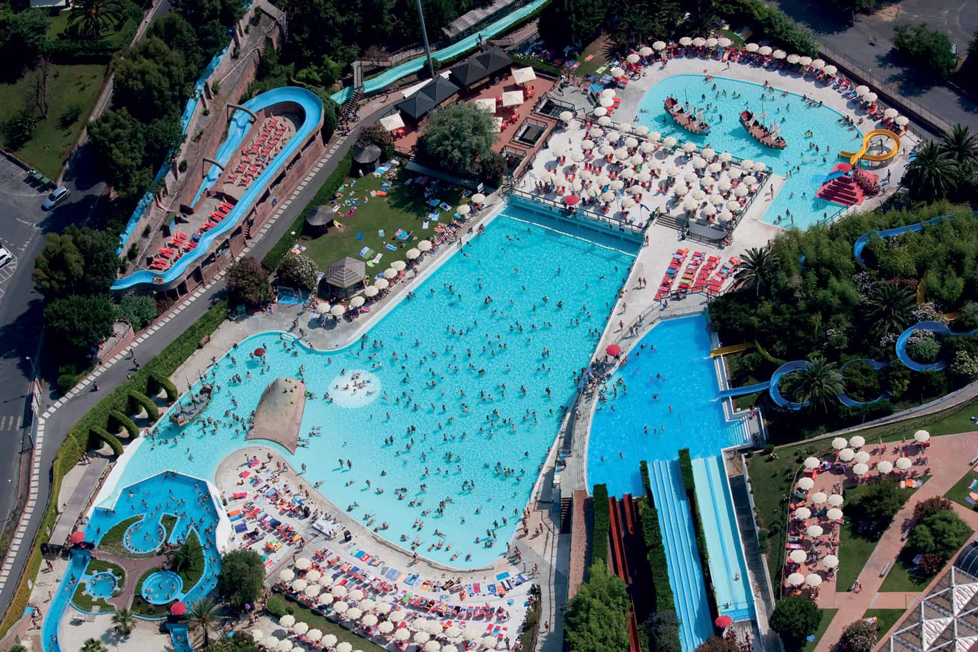 Vue aérienne du parc aquatique Le Caravelle adjacent au village de vacances Caravelle Camping Village à Cériale Vue aérienne du parc aquatique Le Caravelle adjacent au village de vacances Caravelle Camping Village à Cériale