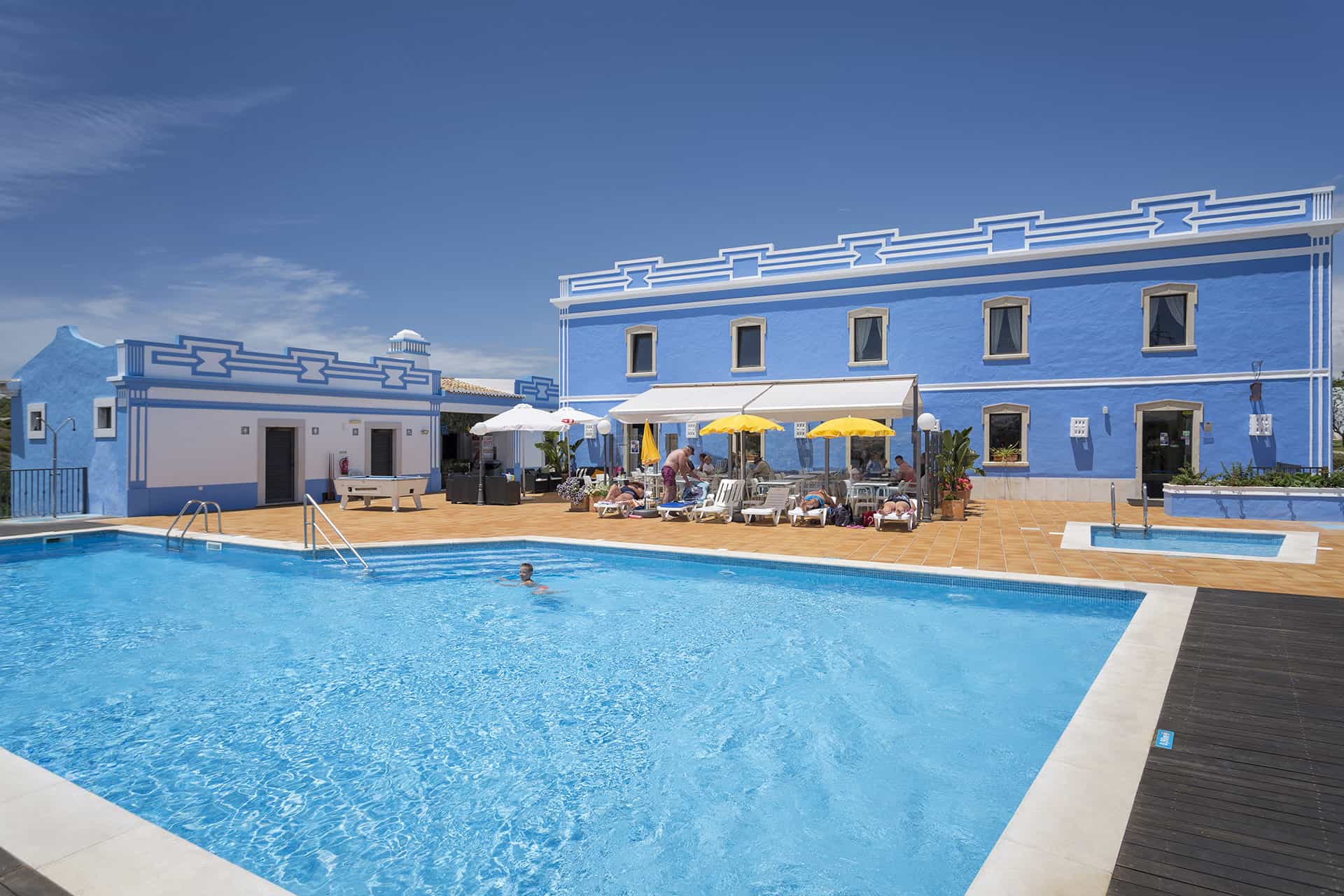 Piscine extérieure de la résidence de vacances Clube Albufeira Garden Village, à Albufeira, sur la côte de l'Algarve, au Portugal Piscine extérieure de la résidence de vacances Clube Albufeira Garden Village, à Albufeira, sur la côte de l'Algarve, au Portugal