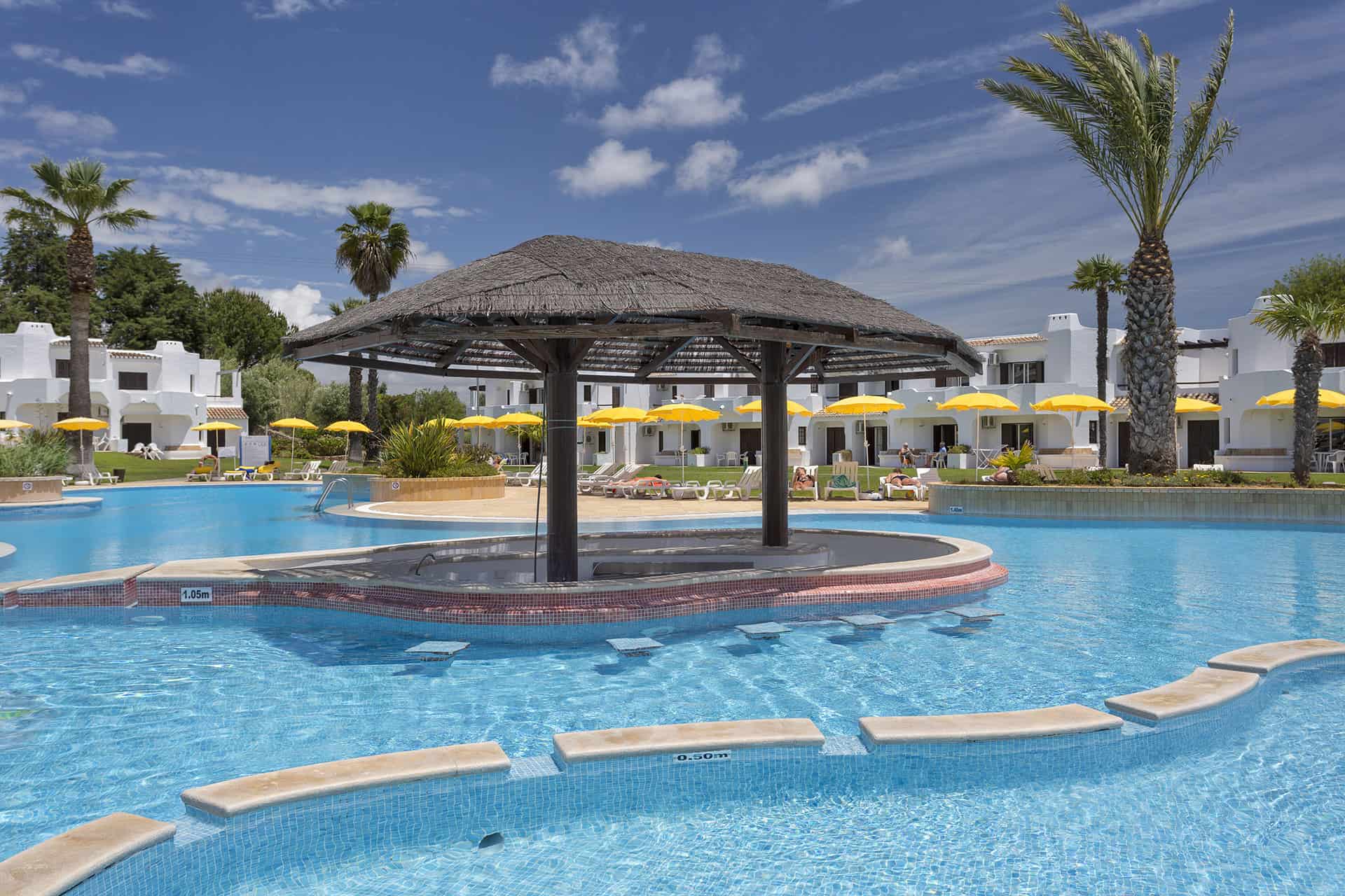 Piscine extérieure de la résidence de vacances Clube Albufeira Garden Village, à Albufeira, sur la côte de l'Algarve, au Portugal Piscine extérieure de la résidence de vacances Clube Albufeira Garden Village, à Albufeira, sur la côte de l'Algarve, au Portugal