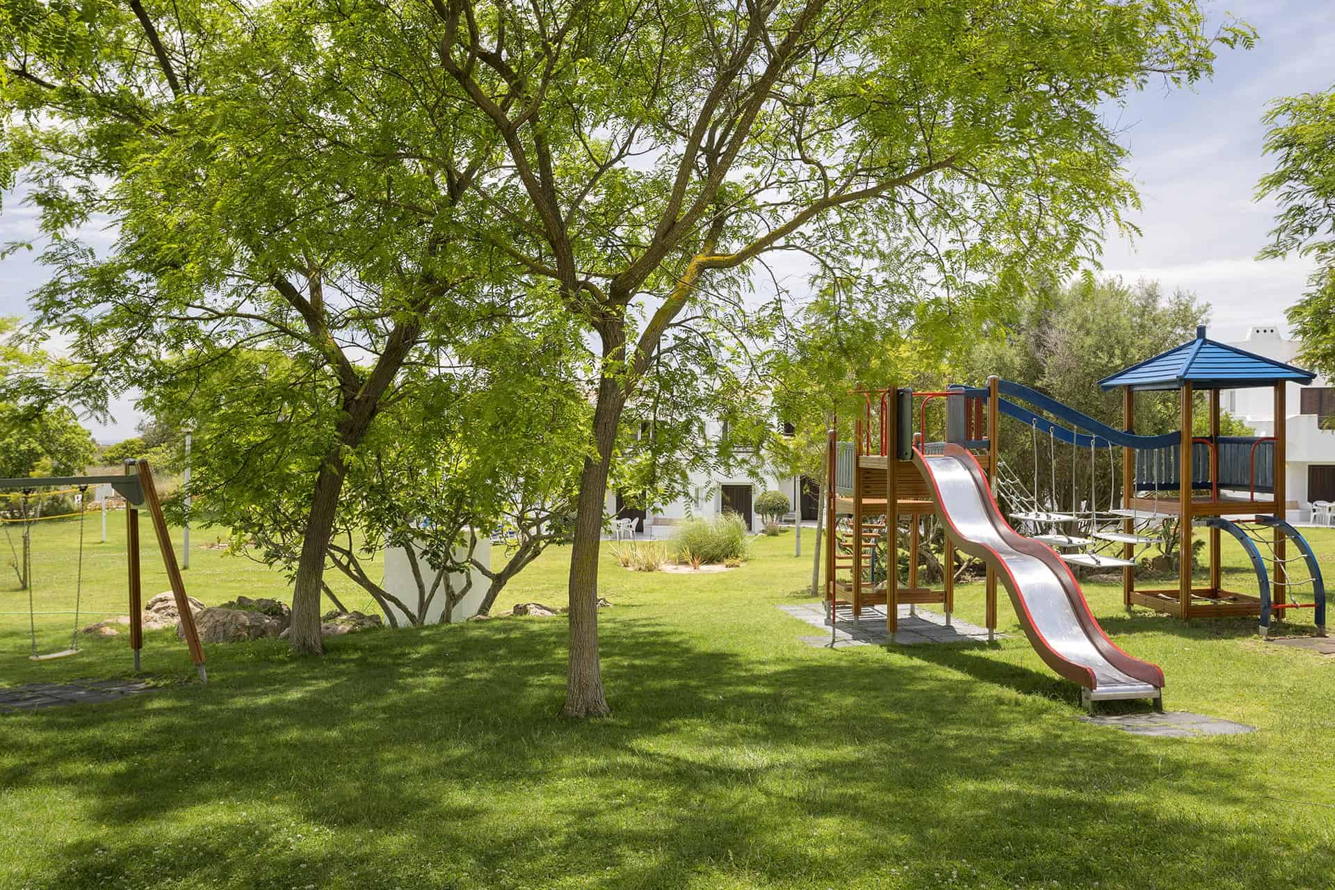 Aire de jeux de la résidence de vacances Clube Albufeira Garden Village, à Albufeira, sur la côte de l'Algarve, au Portugal Aire de jeux de la résidence de vacances Clube Albufeira Garden Village, à Albufeira, sur la côte de l'Algarve, au Portugal