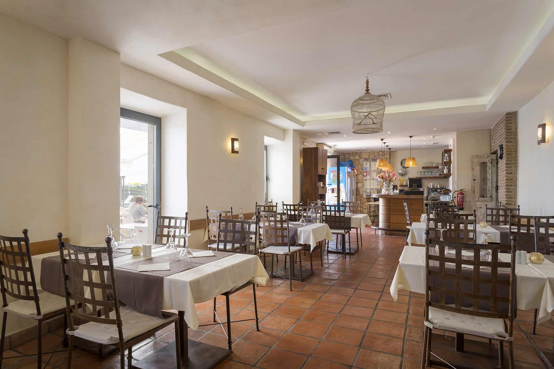 Restaurant de la résidence de vacances Clube Albufeira Garden Village, à Albufeira, sur la côte de l'Algarve, au Portugal Restaurant de la résidence de vacances Clube Albufeira Garden Village, à Albufeira, sur la côte de l'Algarve, au Portugal