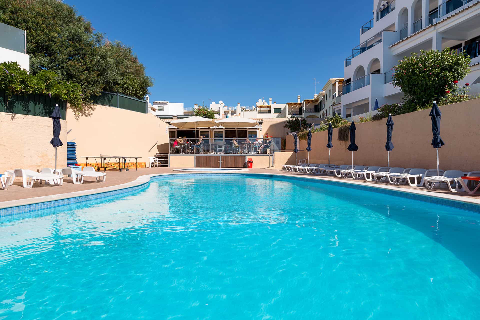 Piscine extérieure de la résidence de vacances Apartamentos Do Parque à Albufeira, sur la côte de l'Algarve, au Portugal Piscine extérieure de la résidence de vacances Apartamentos Do Parque à Albufeira, sur la côte de l'Algarve, au Portugal