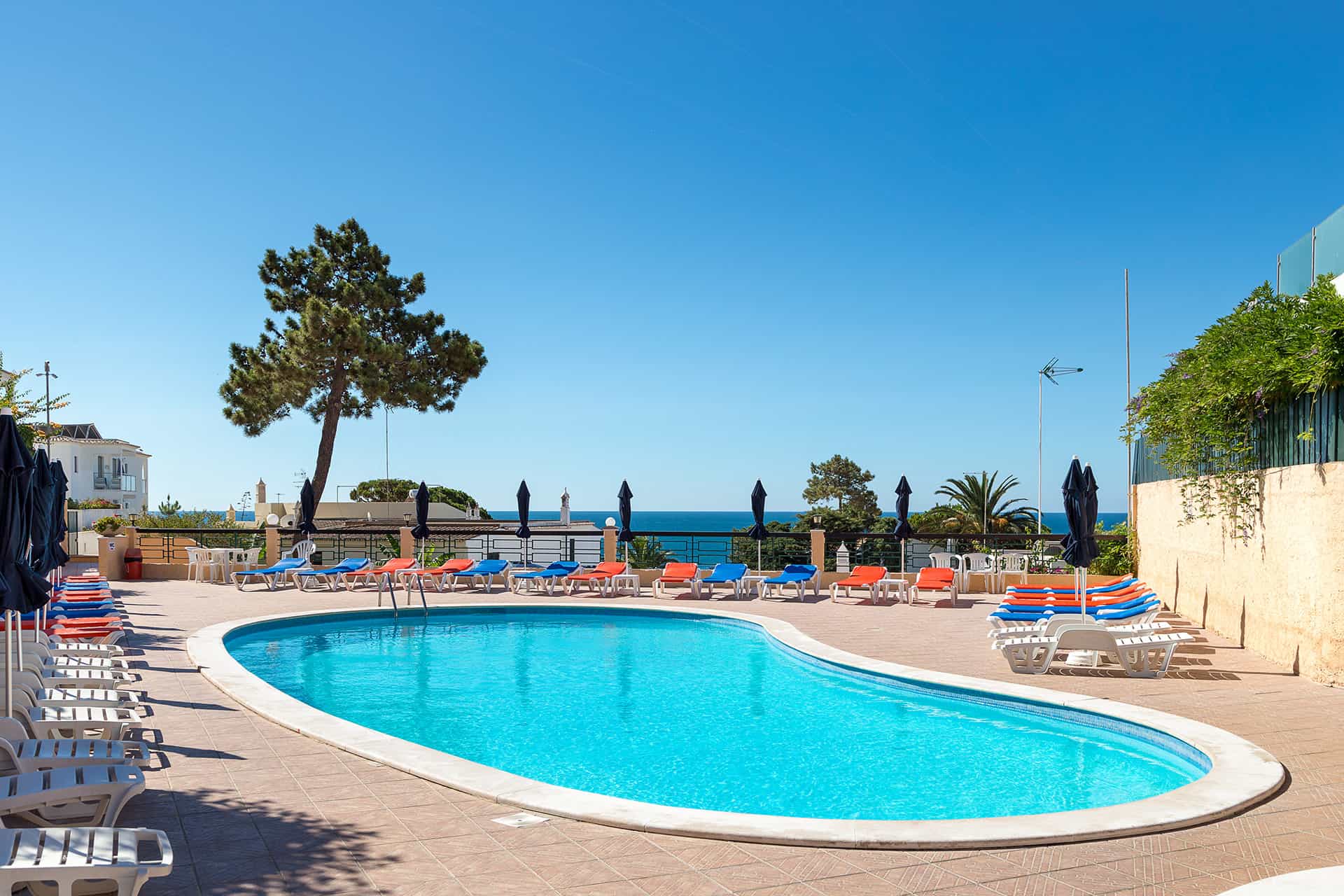 Piscine extérieure de la résidence de vacances Apartamentos Do Parque à Albufeira, sur la côte de l'Algarve, au Portugal Piscine extérieure de la résidence de vacances Apartamentos Do Parque à Albufeira, sur la côte de l'Algarve, au Portugal