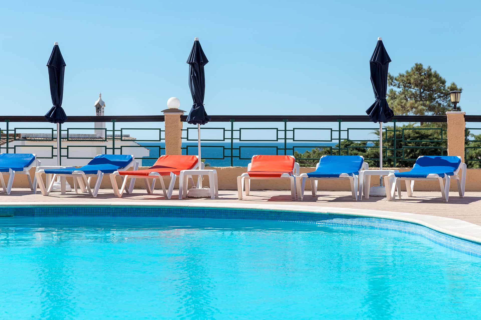 Piscine extérieure de la résidence de vacances Apartamentos Do Parque à Albufeira, sur la côte de l'Algarve, au Portugal Piscine extérieure de la résidence de vacances Apartamentos Do Parque à Albufeira, sur la côte de l'Algarve, au Portugal