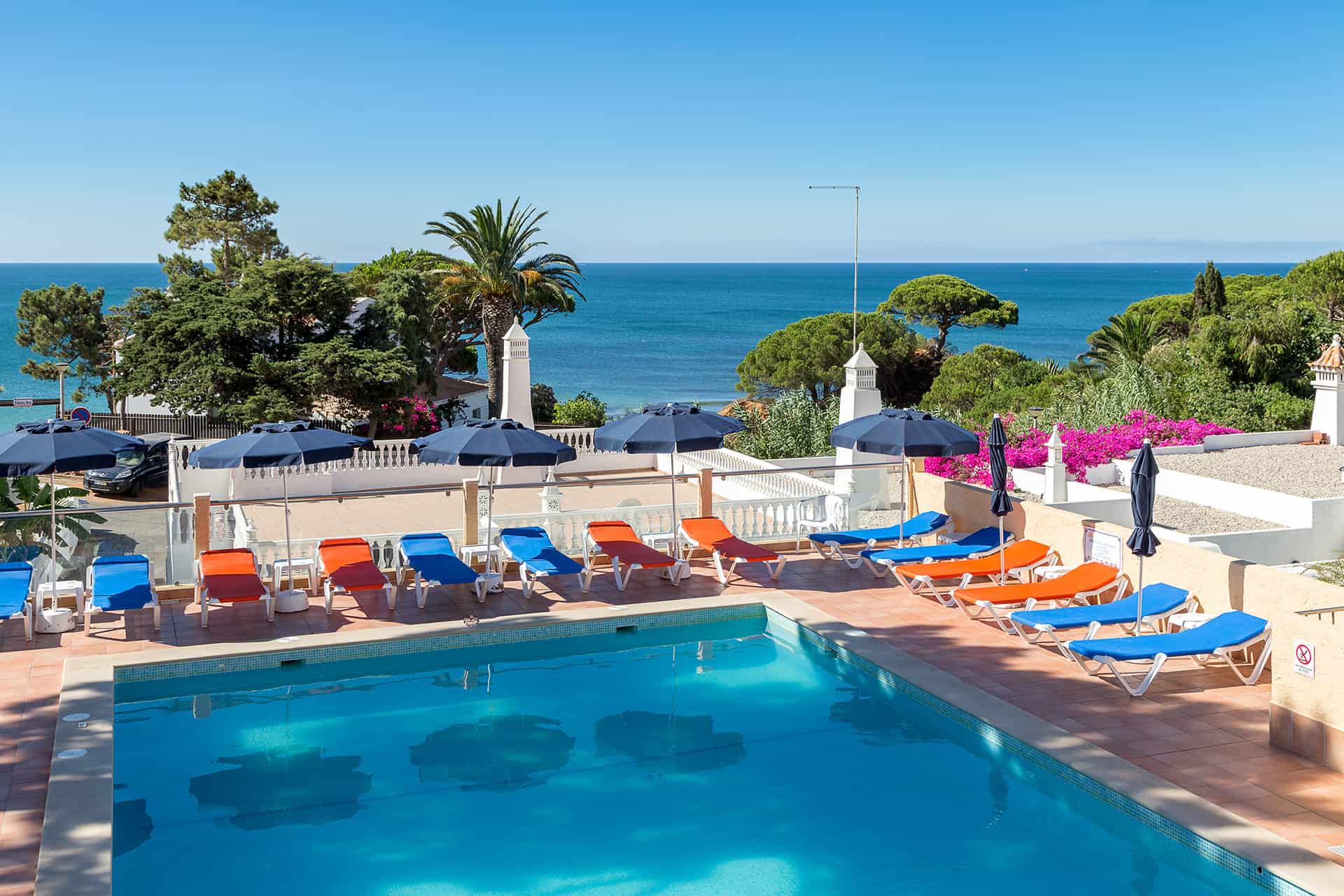 Piscine extérieure de la résidence de vacances Apartamentos Do Parque à Albufeira, sur la côte de l'Algarve, au Portugal Piscine extérieure de la résidence de vacances Apartamentos Do Parque à Albufeira, sur la côte de l'Algarve, au Portugal