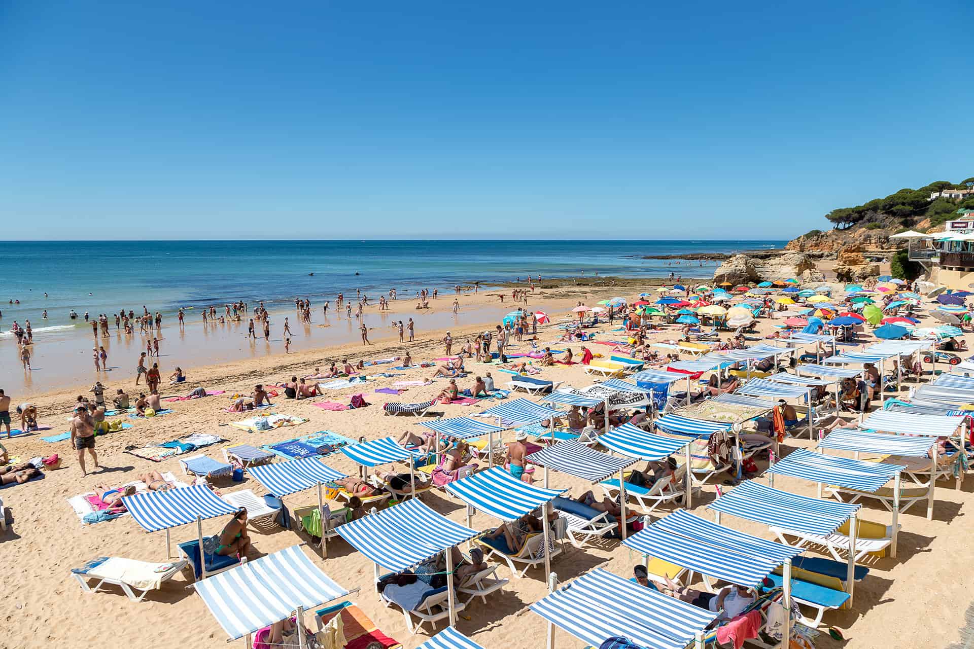 Plage à proximité de la résidence de vacances Apartamentos Do Parque à Albufeira, sur la côte de l'Algarve, au Portugal Plage à proximité de la résidence de vacances Apartamentos Do Parque à Albufeira, sur la côte de l'Algarve, au Portugal