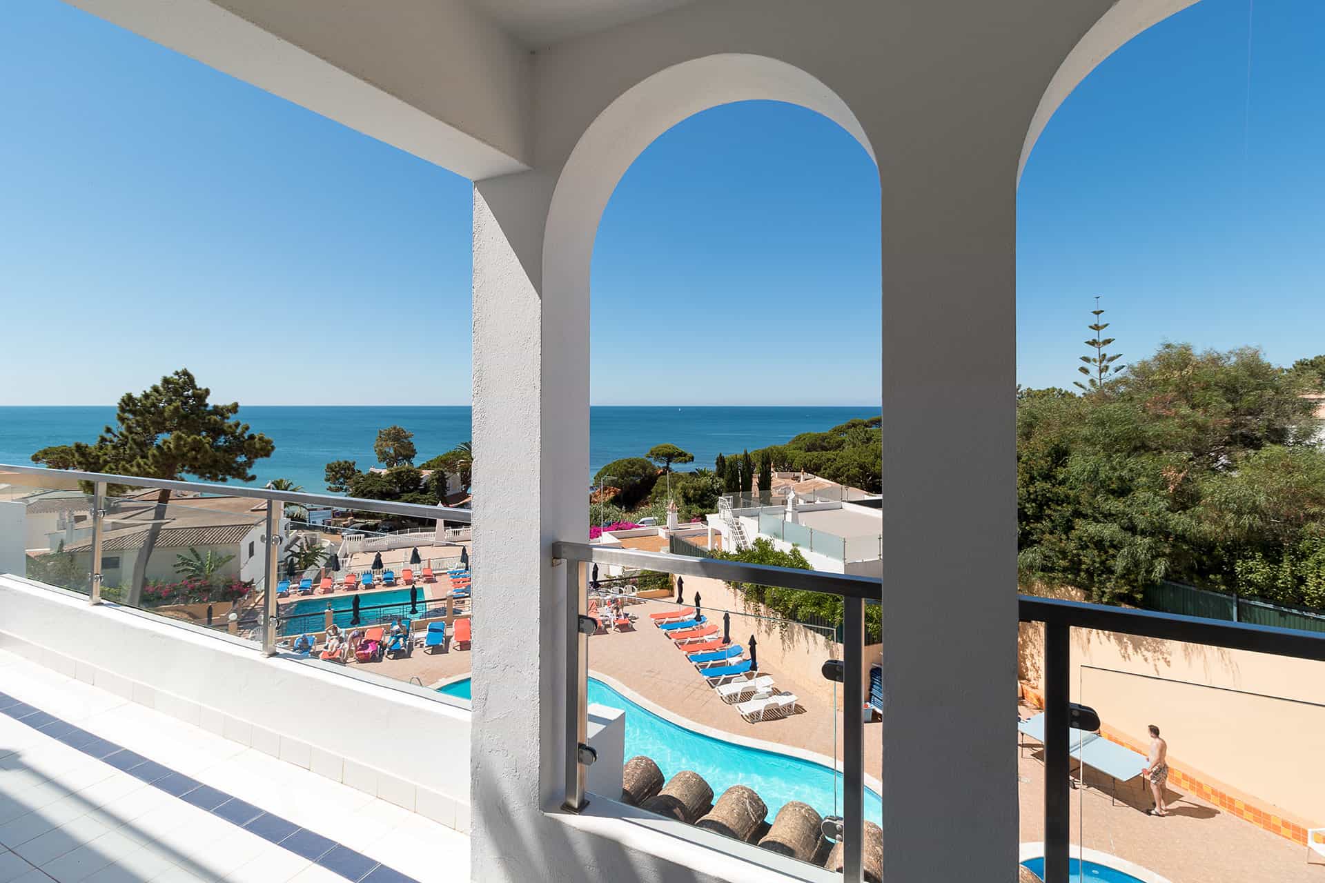 La résidence de vacances Apartamentos Do Parque à Albufeira, sur la côte de l'Algarve, au Portugal La résidence de vacances Apartamentos Do Parque à Albufeira, sur la côte de l'Algarve, au Portugal
