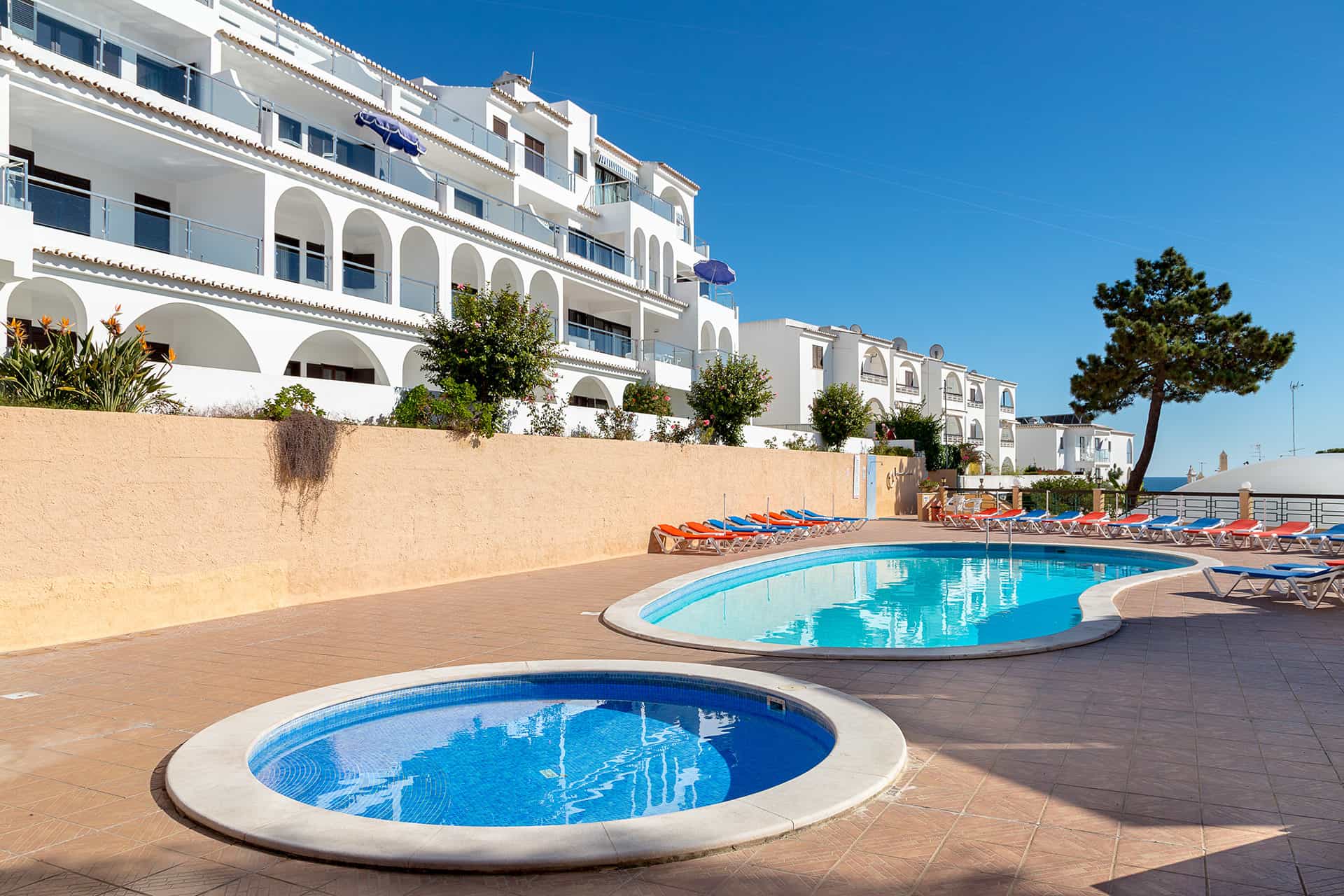 La résidence de vacances Apartamentos Do Parque à Albufeira, sur la côte de l'Algarve, au Portugal La résidence de vacances Apartamentos Do Parque à Albufeira, sur la côte de l'Algarve, au Portugal