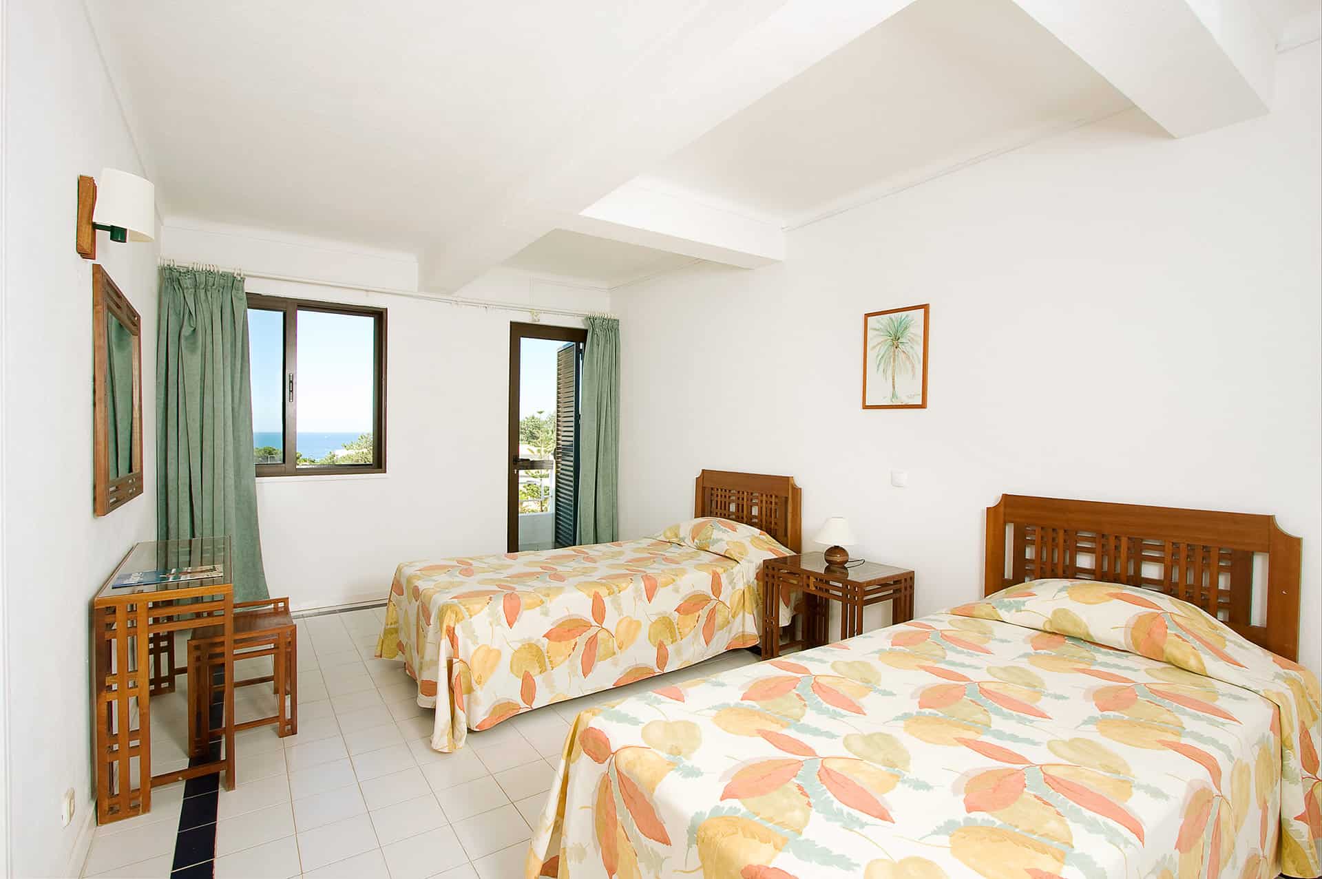 Exemple de chambre de la résidence de vacances Apartamentos Do Parque à Albufeira, sur la côte de l'Algarve, au Portugal Exemple de chambre de la résidence de vacances Apartamentos Do Parque à Albufeira, sur la côte de l'Algarve, au Portugal