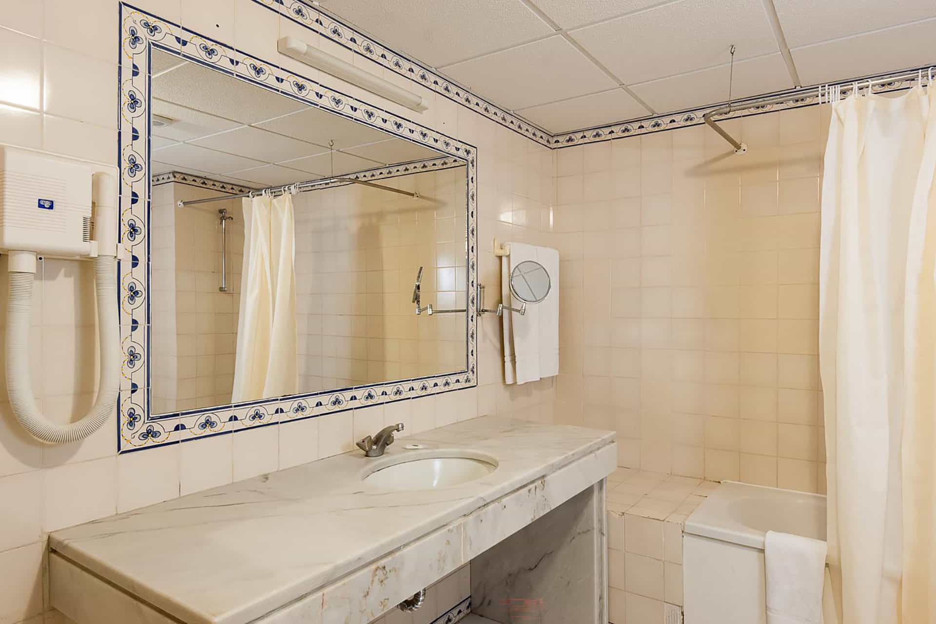 Exemple de salle de bain de la résidence de vacances Apartamentos Do Parque à Albufeira, sur la côte de l'Algarve, au Portugal Exemple de salle de bain de la résidence de vacances Apartamentos Do Parque à Albufeira, sur la côte de l'Algarve, au Portugal