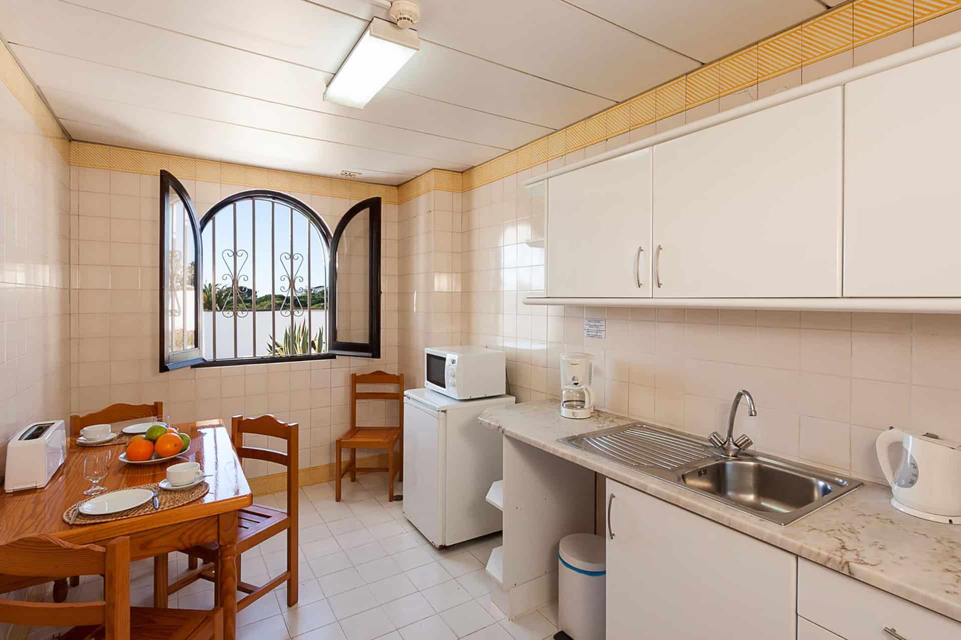 Exemple de cuisine de la résidence de vacances Apartamentos Do Parque à Albufeira, sur la côte de l'Algarve, au Portugal Exemple de cuisine de la résidence de vacances Apartamentos Do Parque à Albufeira, sur la côte de l'Algarve, au Portugal