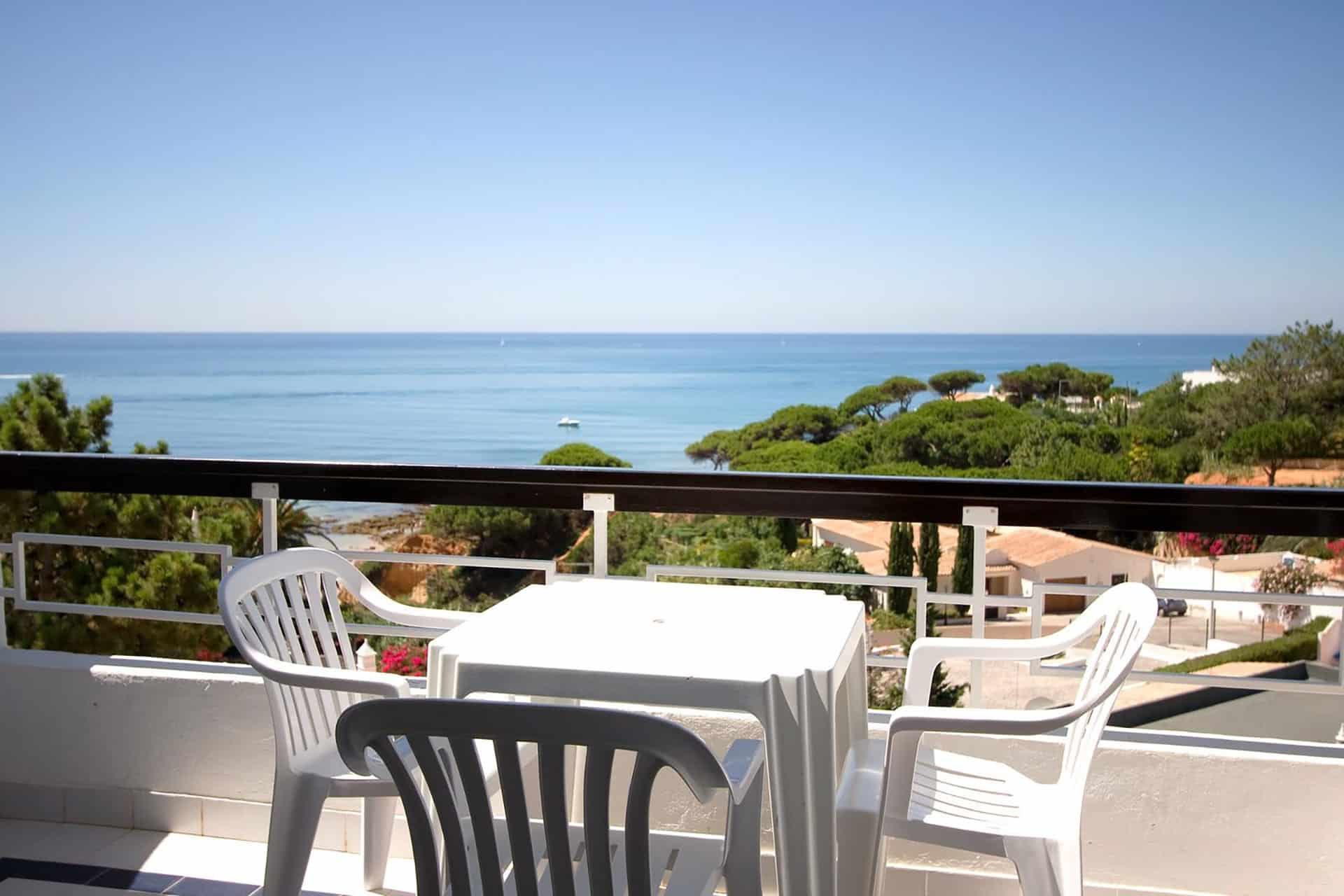 Exemple de vue depuis un balcon de la résidence de vacances Apartamentos Do Parque à Albufeira, sur la côte de l'Algarve, au Portugal Exemple de vue depuis un balcon de la résidence de vacances Apartamentos Do Parque à Albufeira, sur la côte de l'Algarve, au Portugal