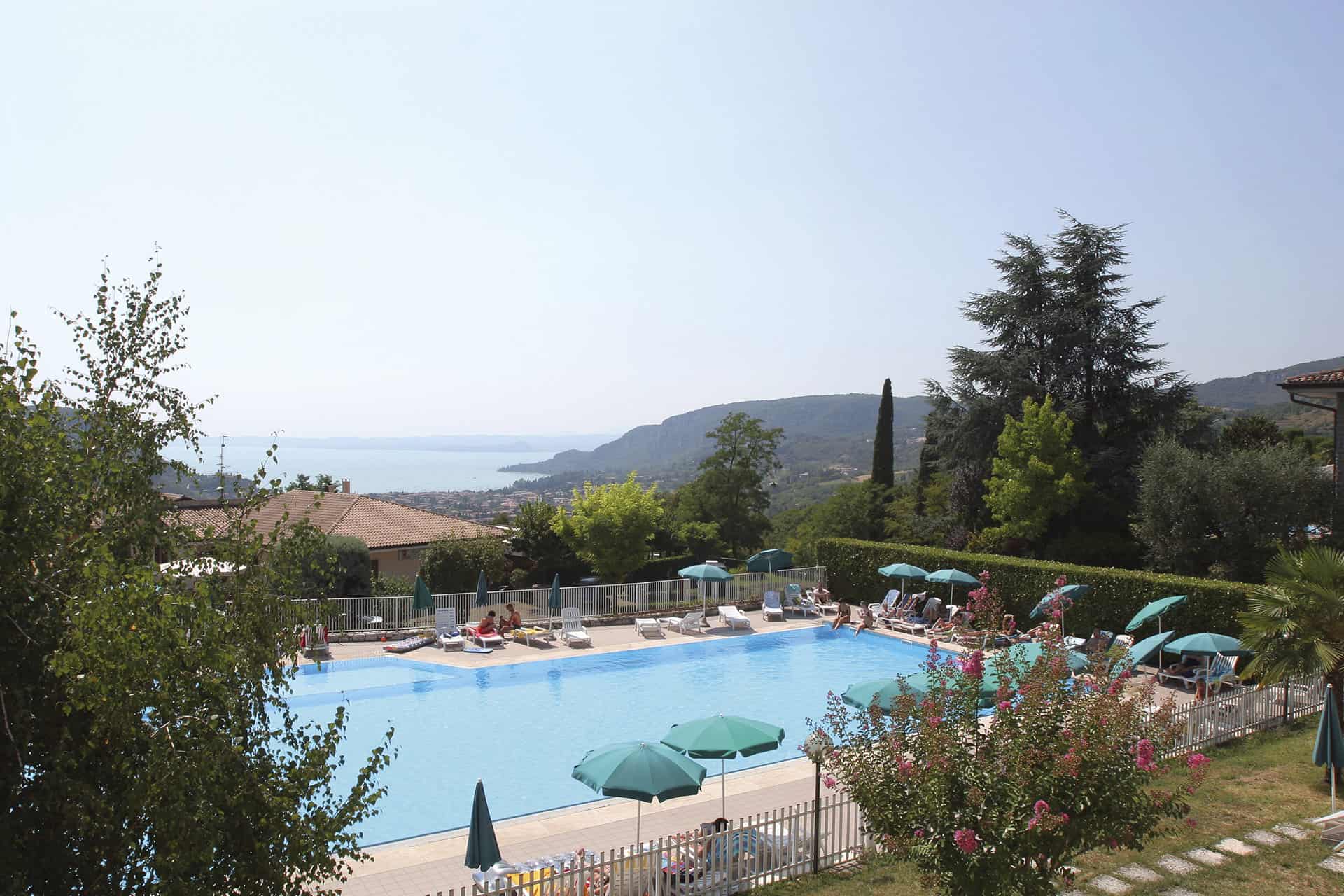 Piscine extérieure de la résidence de vacances San Carlo à Costermano, proche du Lac de Garde, en Italie Piscine extérieure de la résidence de vacances San Carlo à Costermano, proche du Lac de Garde, en Italie