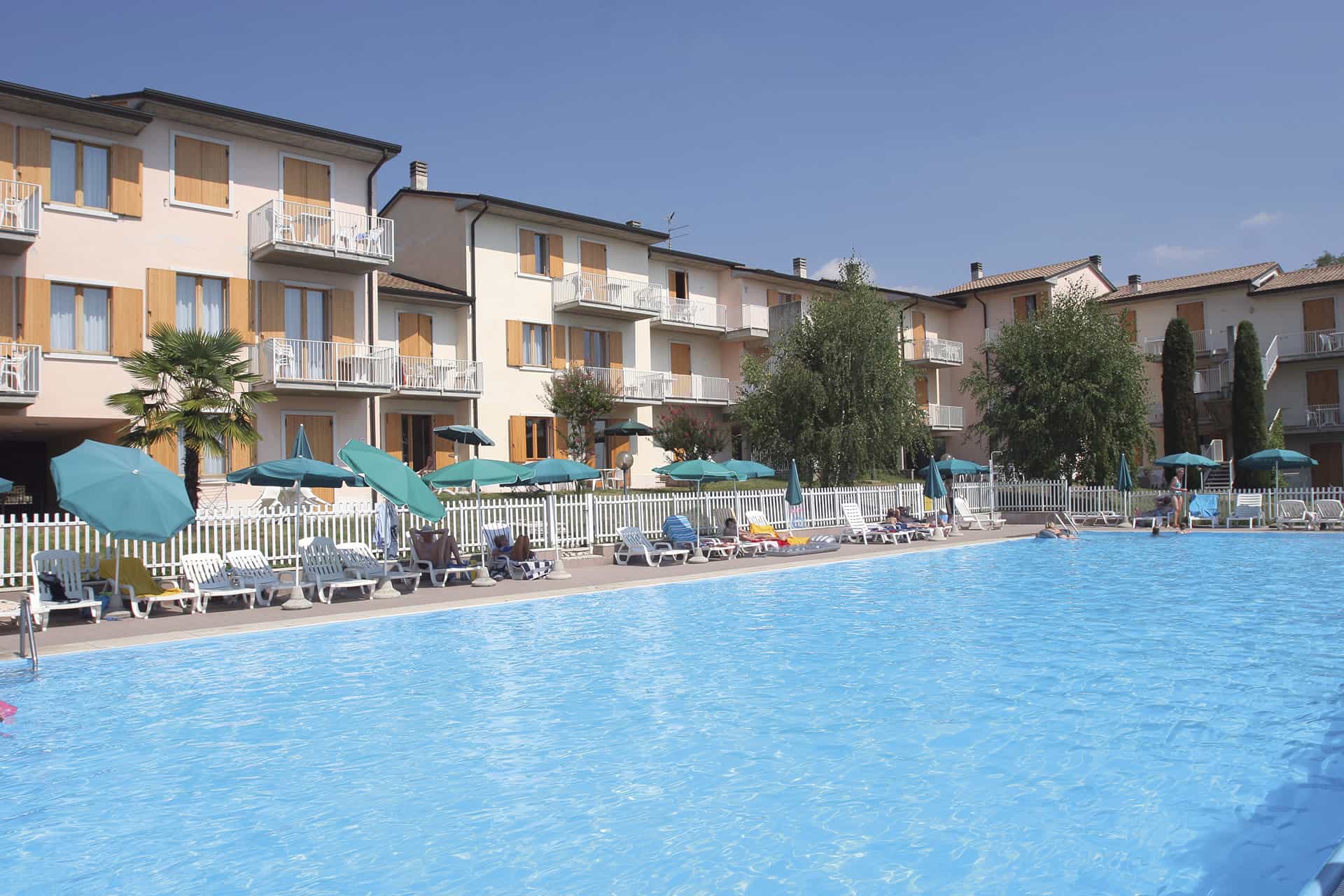 Piscine extérieure de la résidence de vacances San Carlo à Costermano, proche du Lac de Garde, en Italie Piscine extérieure de la résidence de vacances San Carlo à Costermano, proche du Lac de Garde, en Italie