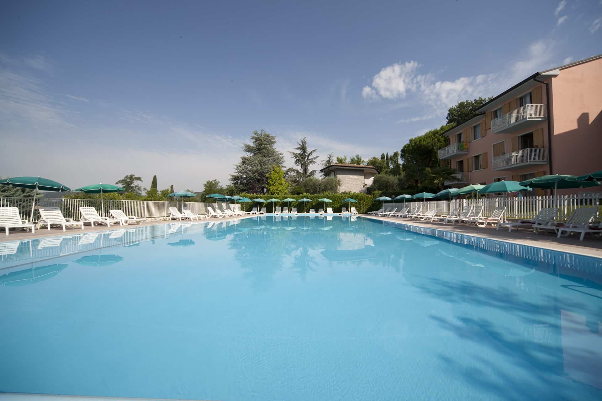 Piscine extérieure de la résidence de vacances San Carlo à Costermano, proche du Lac de Garde, en Italie Piscine extérieure de la résidence de vacances San Carlo à Costermano, proche du Lac de Garde, en Italie