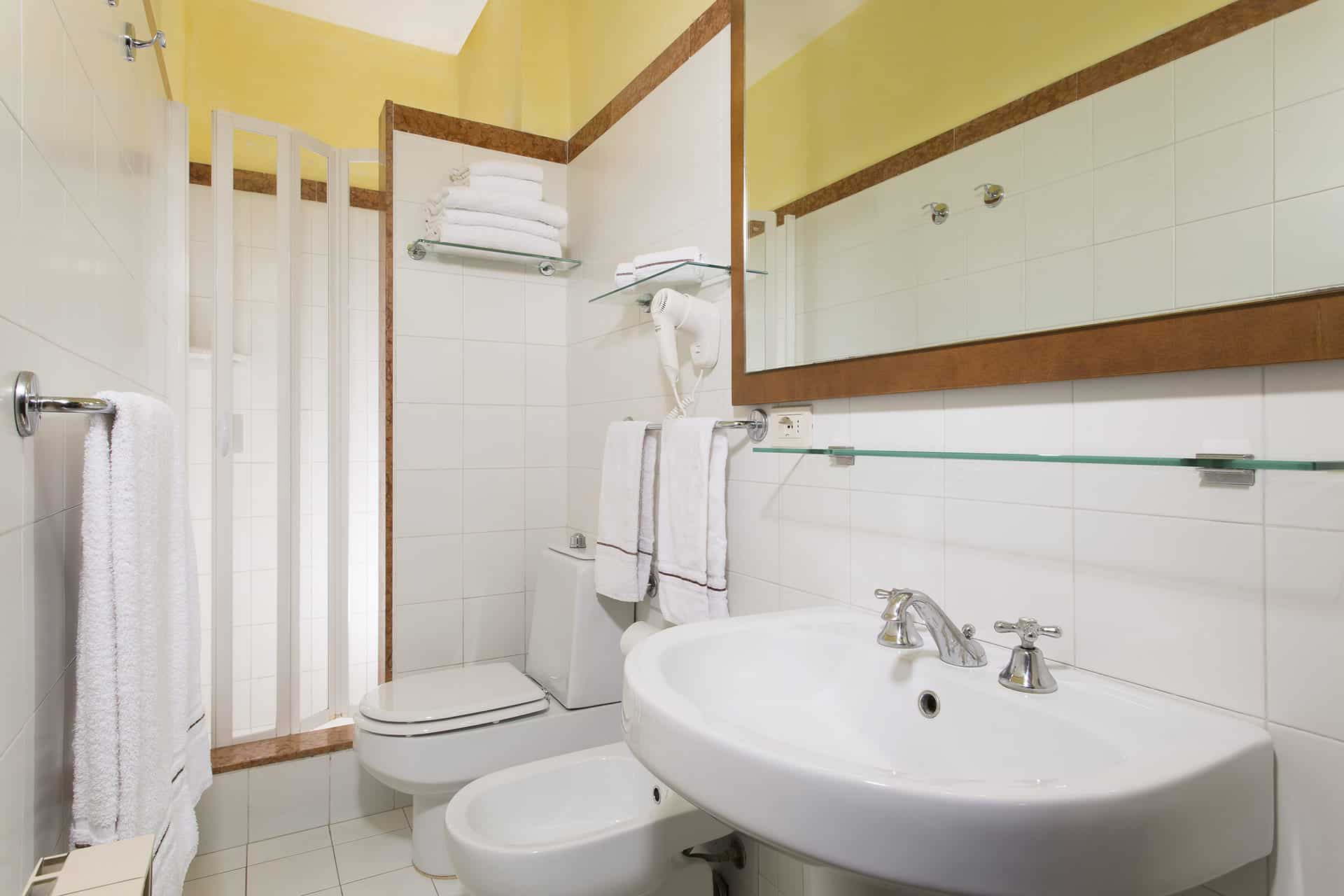 Exemple de salle de bain de la résidence de vacances Poiano Resort à Garda, proche du Lac de Garde, en Italie Exemple de salle de bain de la résidence de vacances Poiano Resort à Garda, proche du Lac de Garde, en Italie