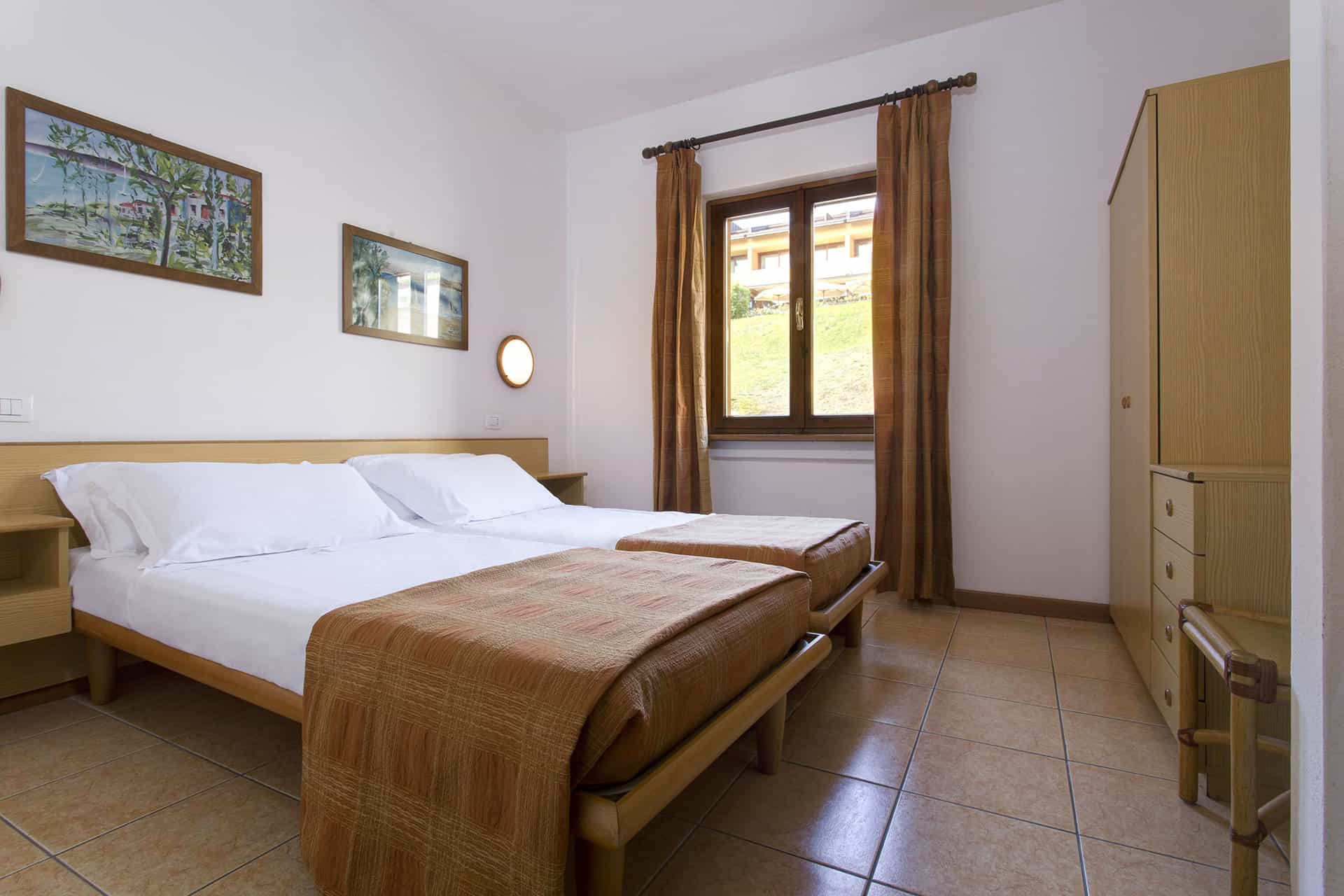 Exemple de chambre de la résidence de vacances Poiano Resort à Garda, proche du Lac de Garde, en Italie Exemple de chambre de la résidence de vacances Poiano Resort à Garda, proche du Lac de Garde, en Italie