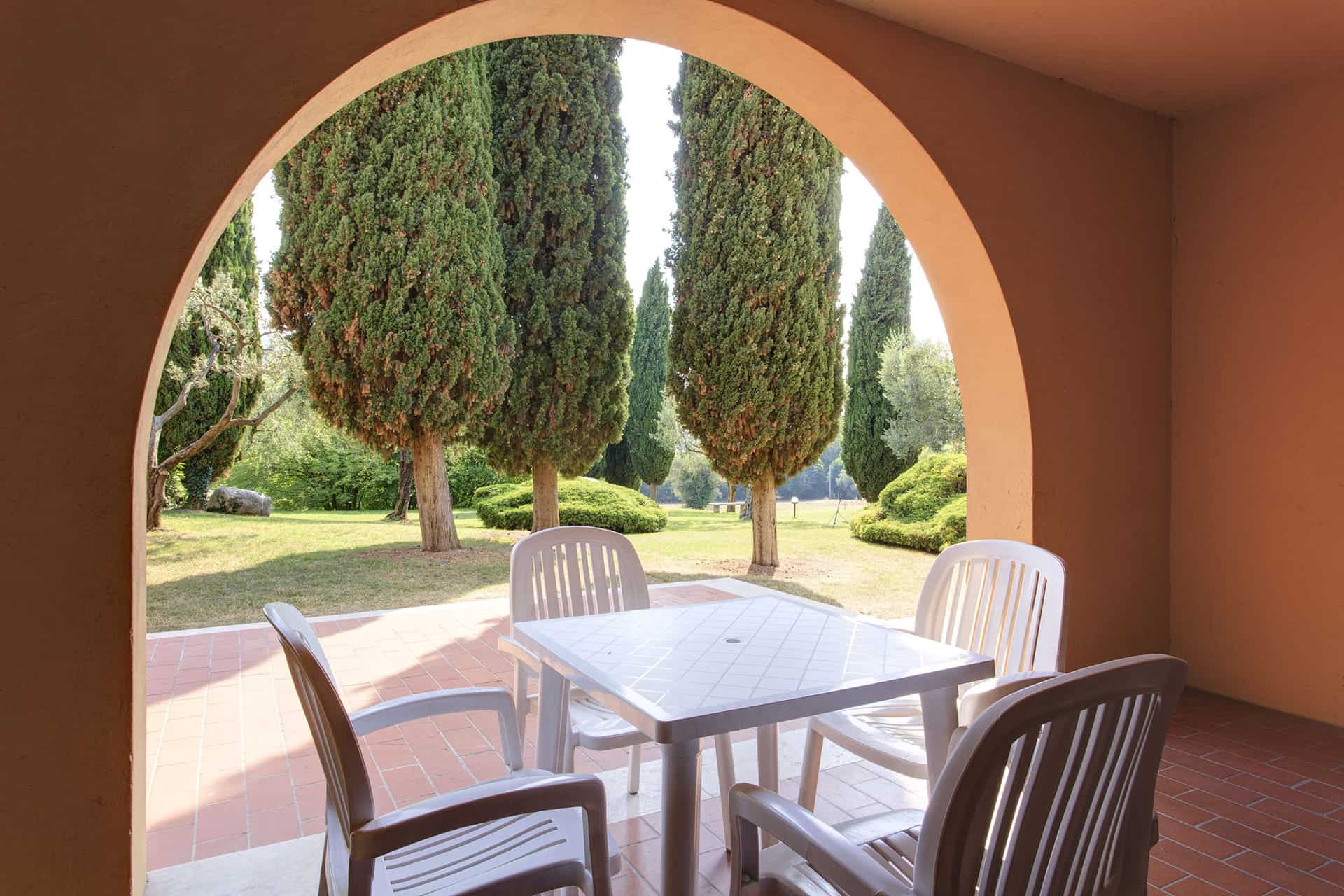 Exemple de terrasse de la résidence de vacances Poiano Resort à Garda, proche du Lac de Garde, en Italie Exemple de terrasse de la résidence de vacances Poiano Resort à Garda, proche du Lac de Garde, en Italie