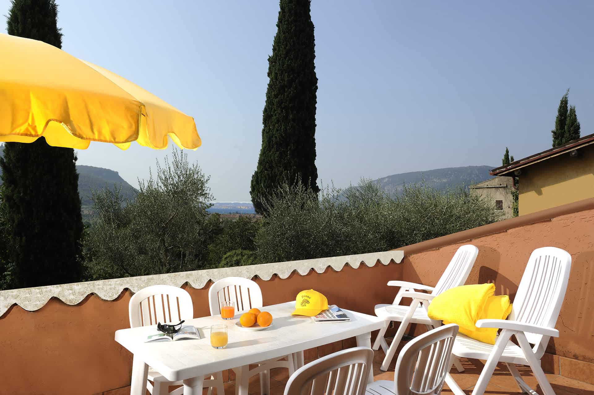 Exemple de terrasse de la résidence de vacances Poiano Resort à Garda, proche du Lac de Garde, en Italie Exemple de terrasse de la résidence de vacances Poiano Resort à Garda, proche du Lac de Garde, en Italie