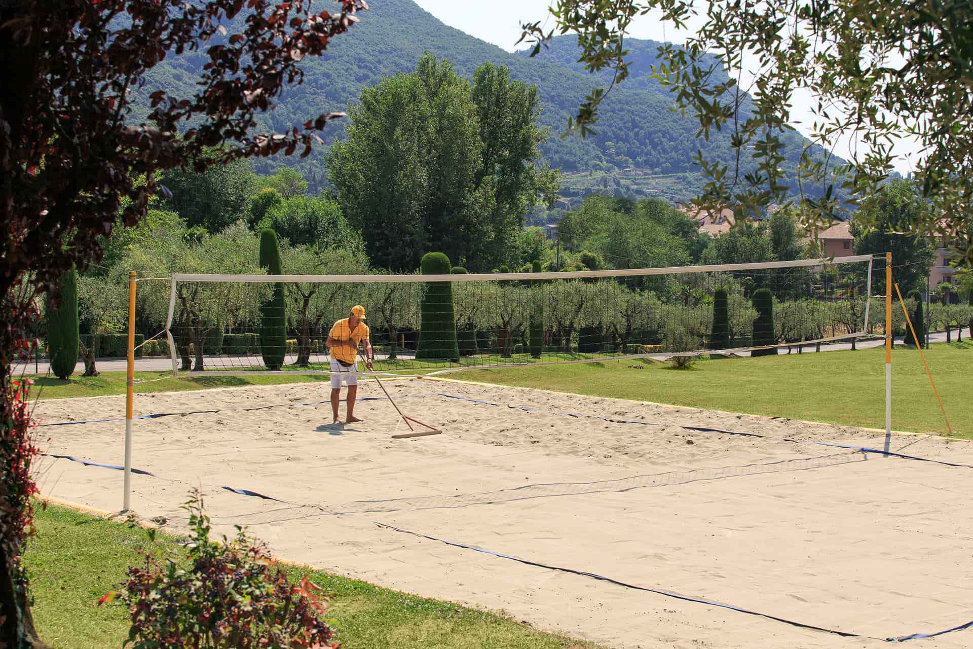 Terrain de beach volley de la résidence de vacances Poiano Resort à Garda, proche du Lac de Garde, en Italie Terrain de beach volley de la résidence de vacances Poiano Resort à Garda, proche du Lac de Garde, en Italie