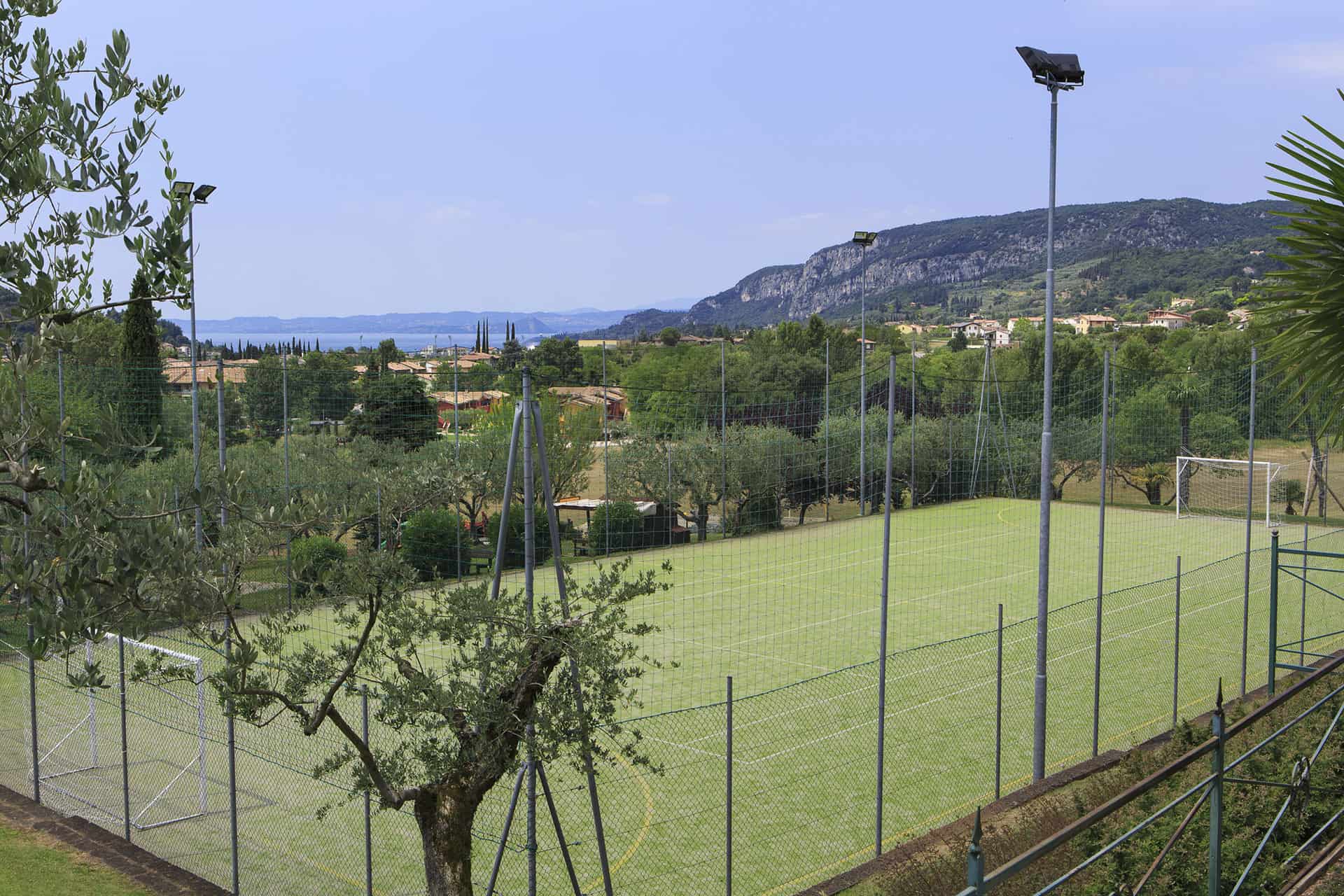 Terrain de football de la résidence de vacances Poiano Resort à Garda, proche du Lac de Garde, en Italie Terrain de football de la résidence de vacances Poiano Resort à Garda, proche du Lac de Garde, en Italie