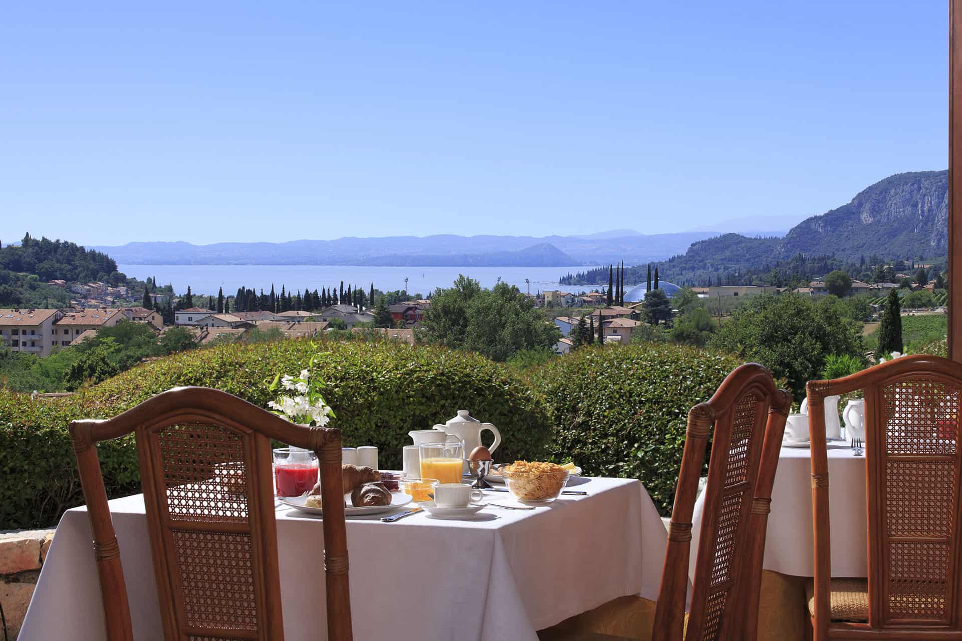 Vue depuis la résidence de vacances Poiano Resort à Garda, proche du Lac de Garde, en Italie Vue depuis la résidence de vacances Poiano Resort à Garda, proche du Lac de Garde, en Italie
