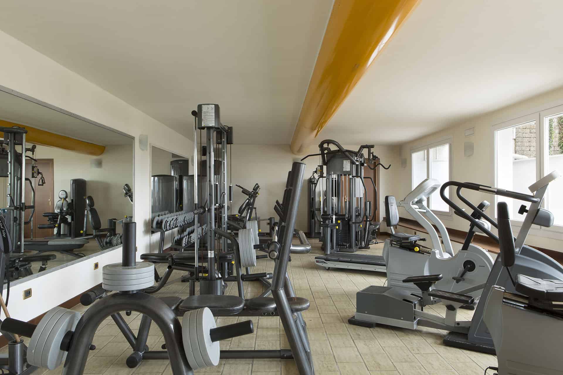 Salle de fitness de la résidence de vacances Poiano Resort à Garda, proche du Lac de Garde, en Italie Salle de fitness de la résidence de vacances Poiano Resort à Garda, proche du Lac de Garde, en Italie