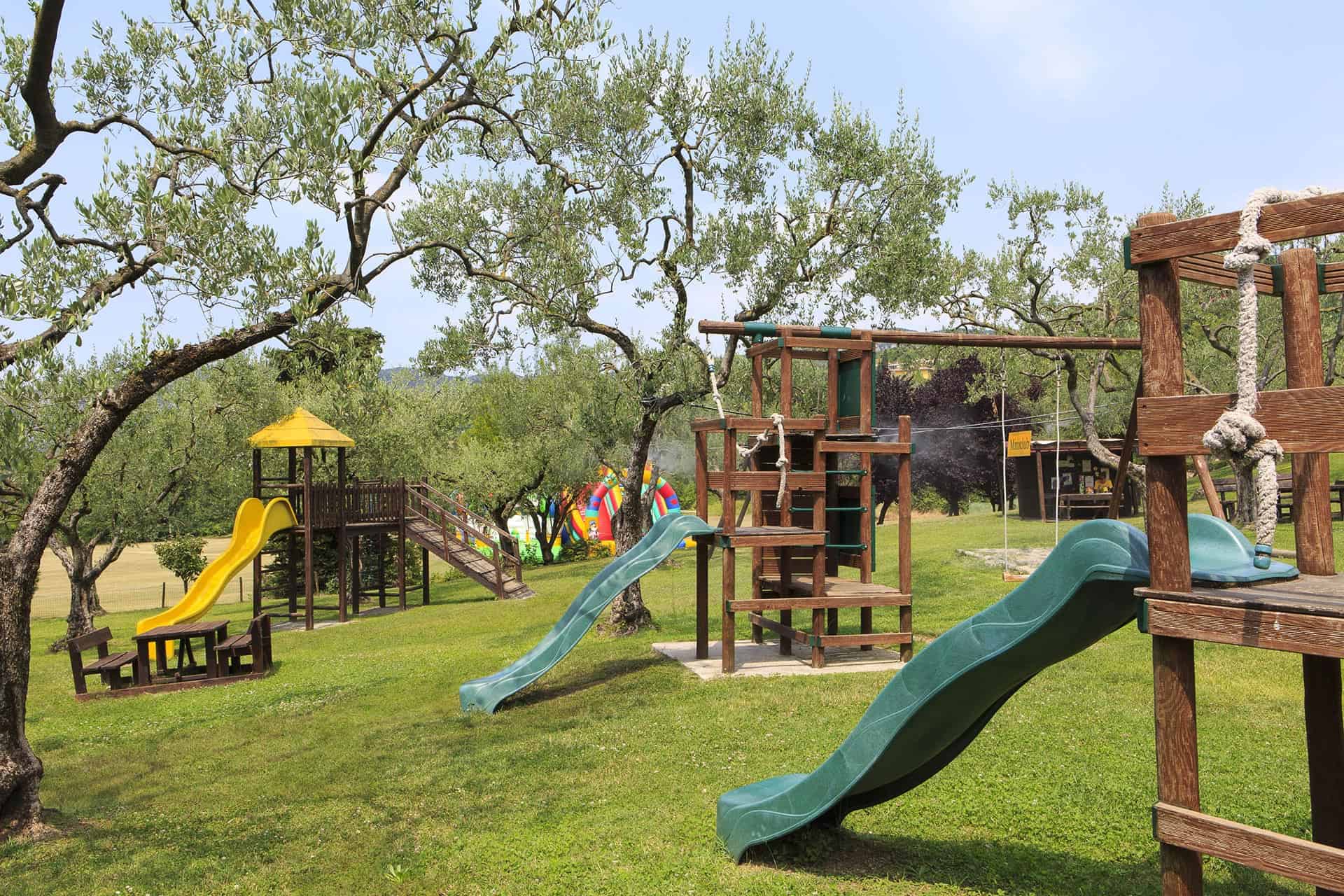 Aire de jeux pour enfants de la résidence de vacances Poiano Resort à Garda, proche du Lac de Garde, en Italie Aire de jeux pour enfants de la résidence de vacances Poiano Resort à Garda, proche du Lac de Garde, en Italie