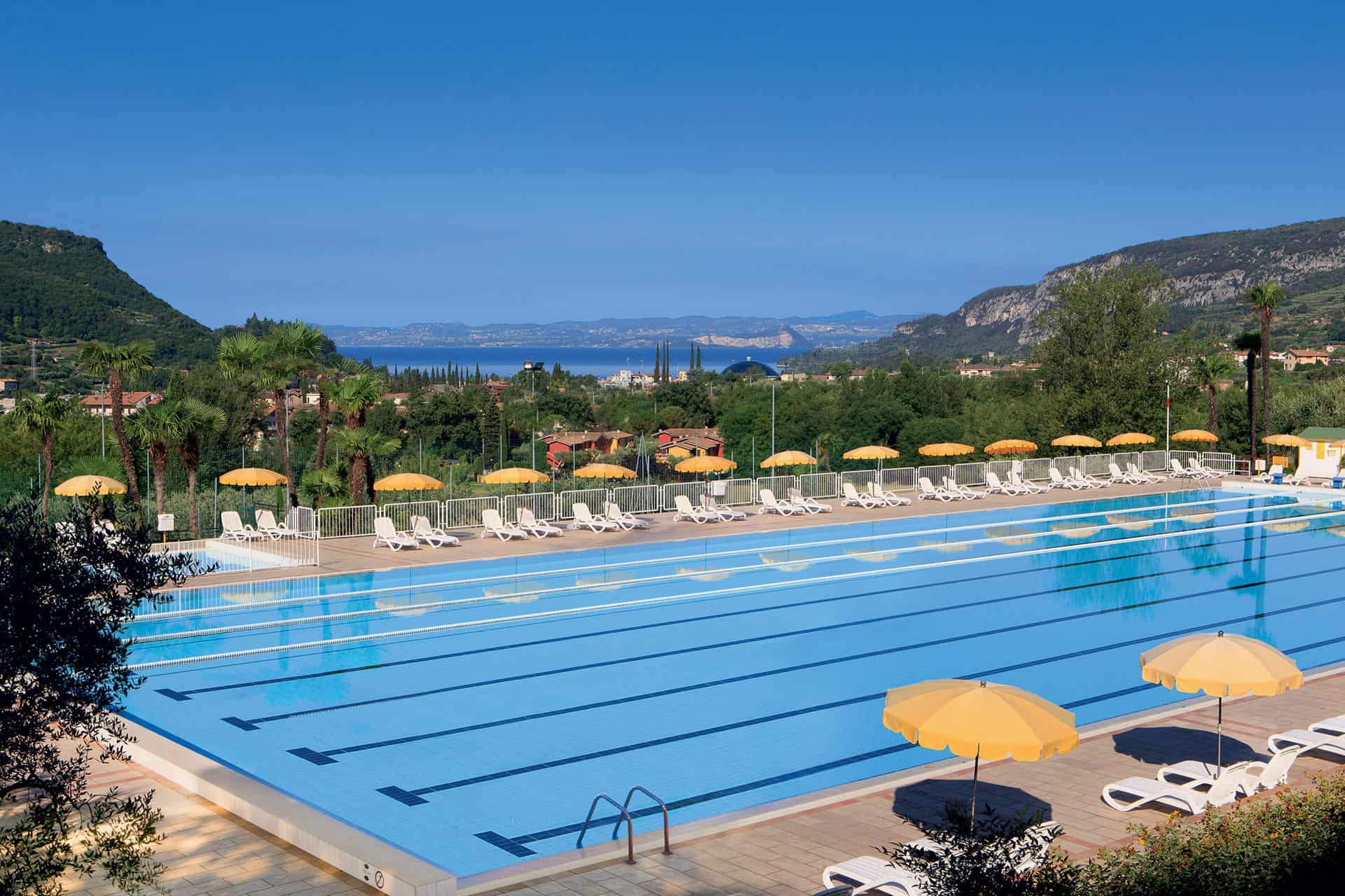 Piscine extérieure olympique de la résidence de vacances Poiano Resort à Garda, proche du Lac de Garde, en Italie Piscine extérieure olympique de la résidence de vacances Poiano Resort à Garda, proche du Lac de Garde, en Italie