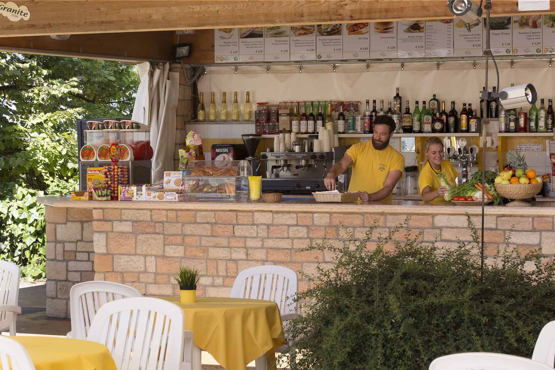 Bar piscine de la résidence de vacances Poiano Resort à Garda, proche du Lac de Garde, en Italie Bar piscine de la résidence de vacances Poiano Resort à Garda, proche du Lac de Garde, en Italie