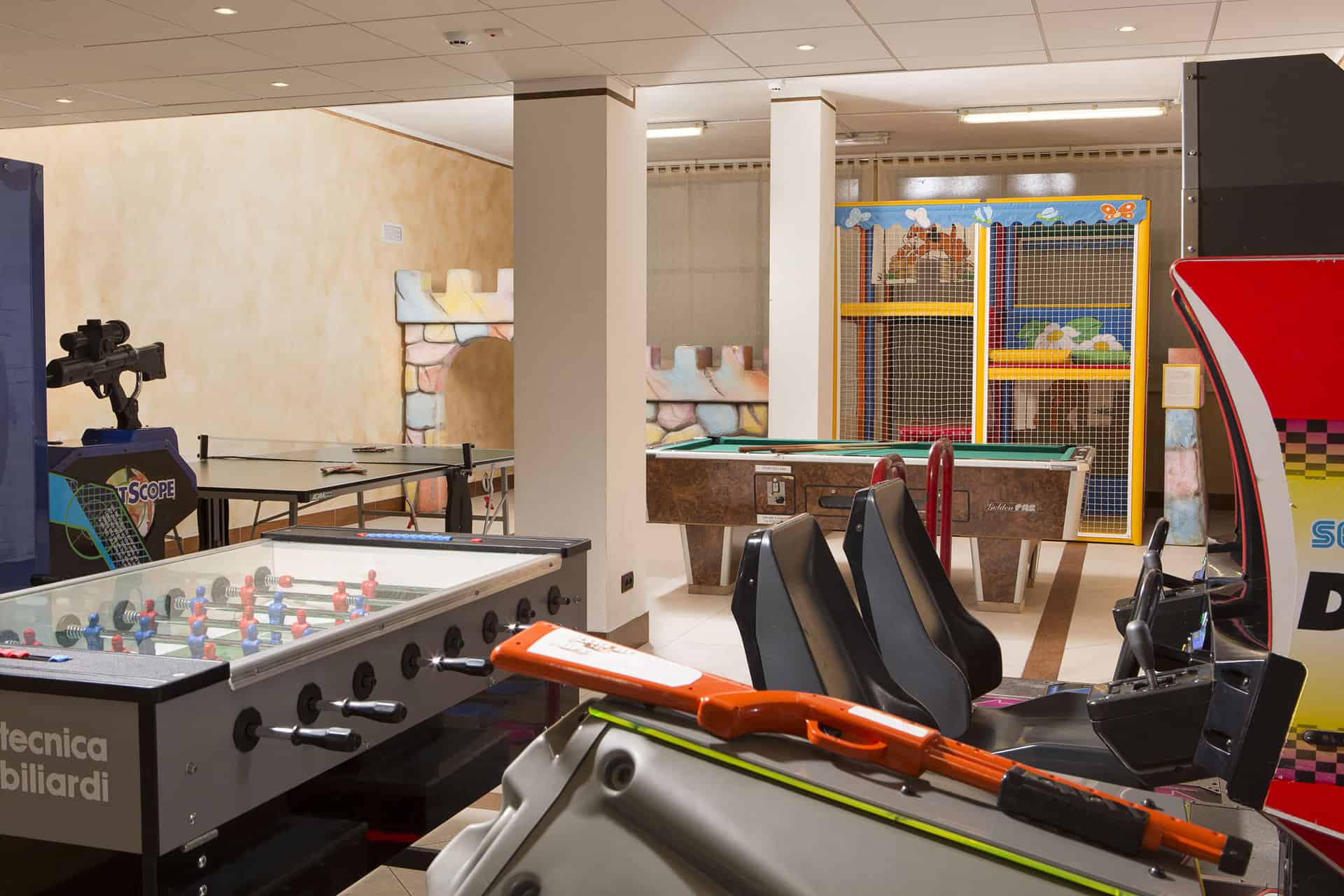 Salle de jeux de la résidence de vacances Poiano Resort à Garda, proche du Lac de Garde, en Italie Salle de jeux de la résidence de vacances Poiano Resort à Garda, proche du Lac de Garde, en Italie