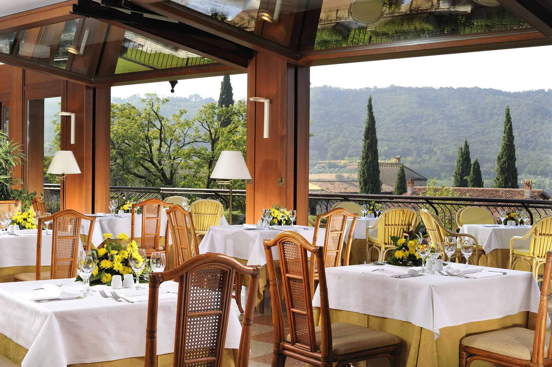 Restaurant de la résidence de vacances Poiano Resort à Garda, proche du Lac de Garde, en Italie Restaurant de la résidence de vacances Poiano Resort à Garda, proche du Lac de Garde, en Italie