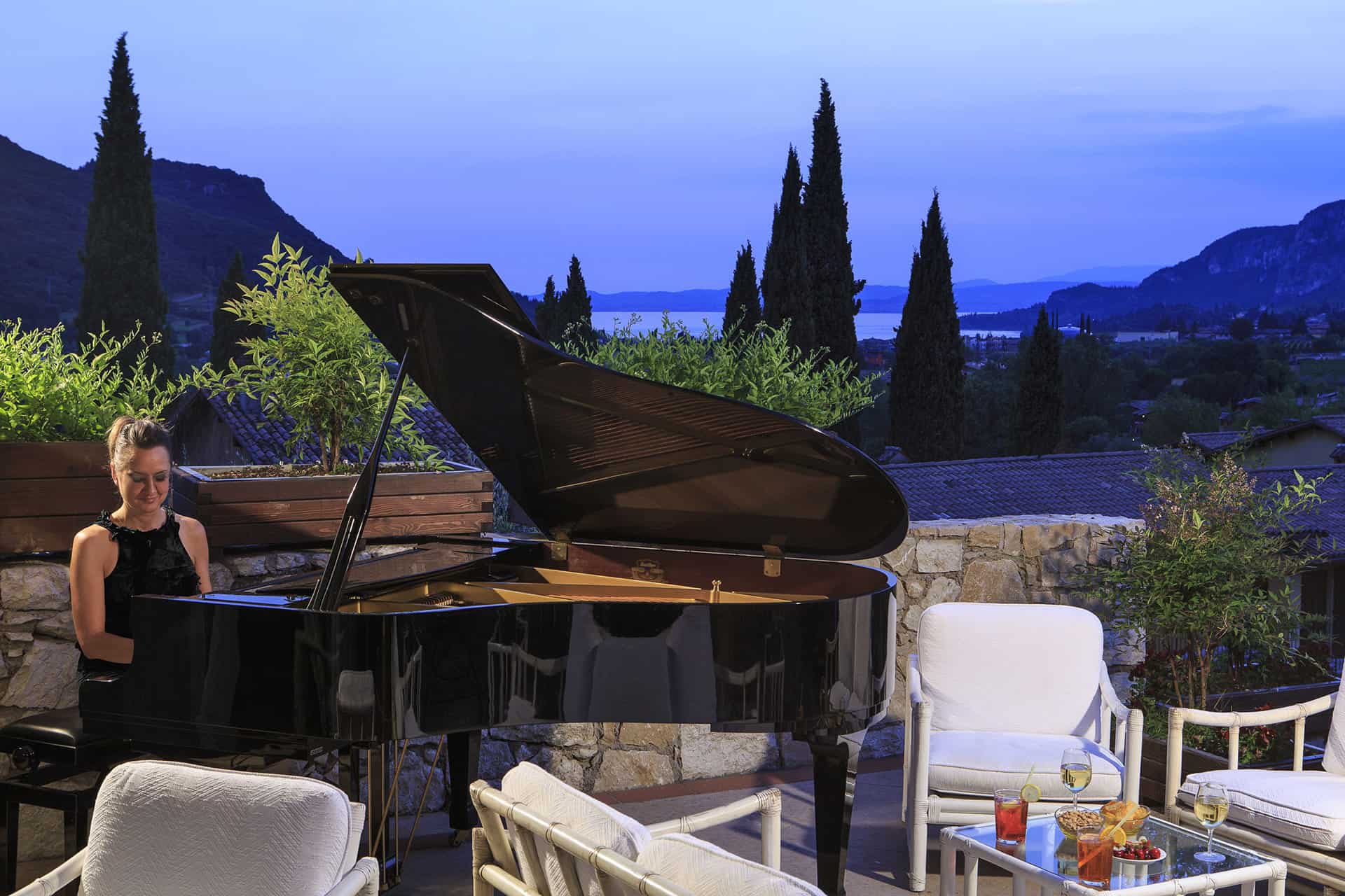Terrasse du piano bar de la résidence de vacances Poiano Resort à Garda, proche du Lac de Garde, en Italie Terrasse du piano bar de la résidence de vacances Poiano Resort à Garda, proche du Lac de Garde, en Italie