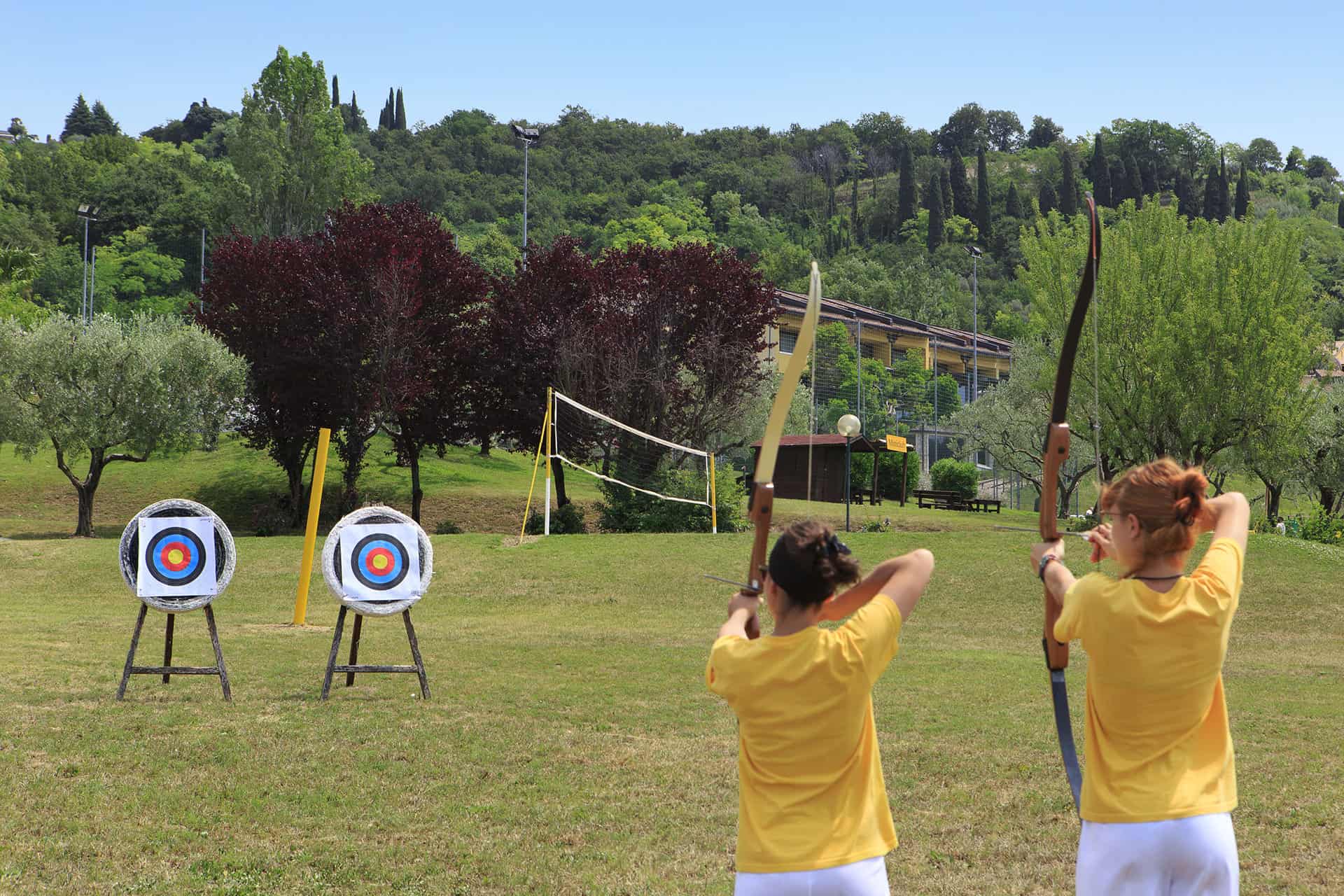 Tir à l'arc au sein de la résidence de vacances Poiano Resort à Garda, proche du Lac de Garde, en Italie Tir à l'arc au sein de la résidence de vacances Poiano Resort à Garda, proche du Lac de Garde, en Italie