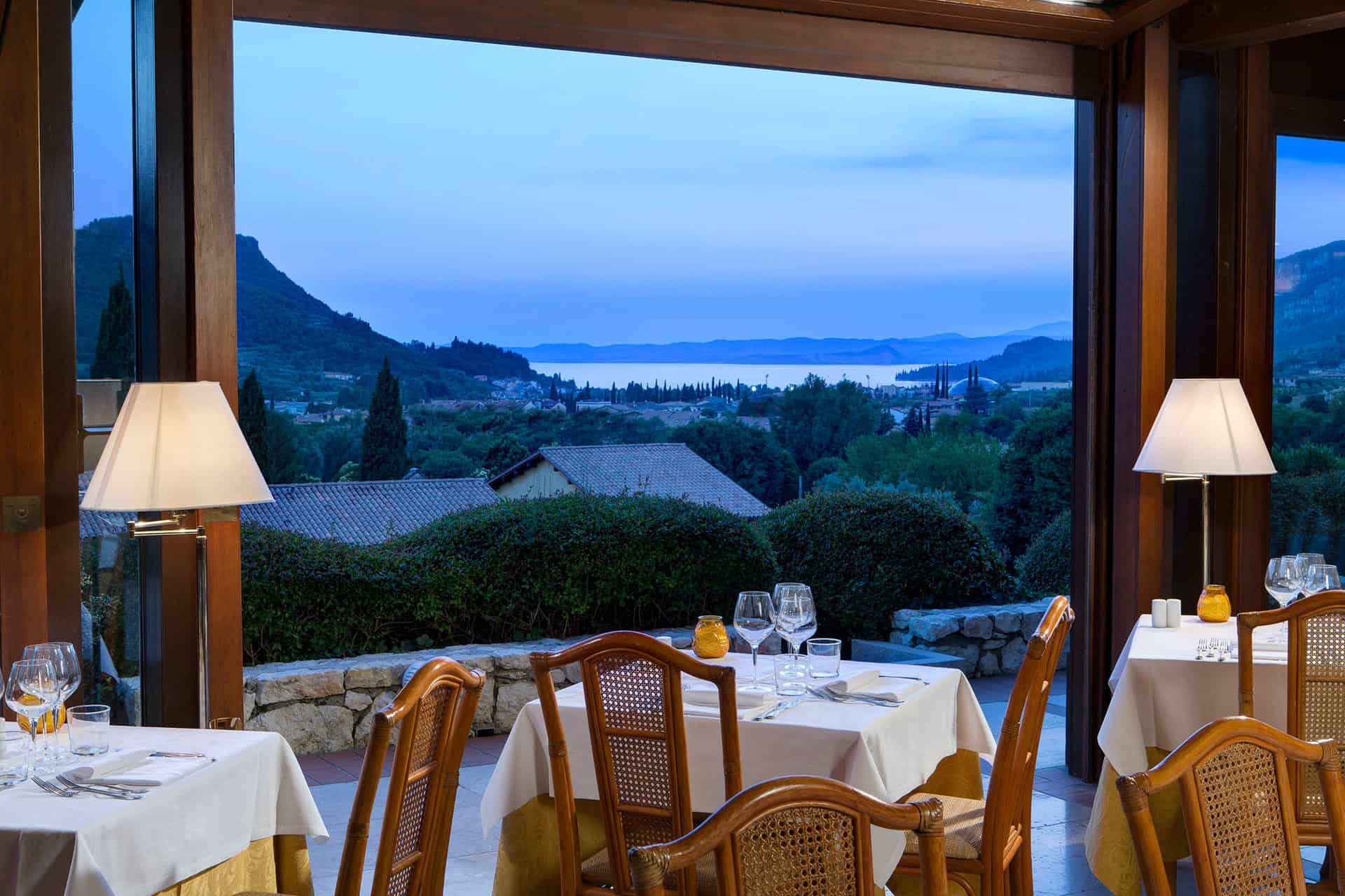 Vue depuis le restaurant de la résidence de vacances Poiano Resort à Garda, proche du Lac de Garde, en Italie Vue depuis le restaurant de la résidence de vacances Poiano Resort à Garda, proche du Lac de Garde, en Italie