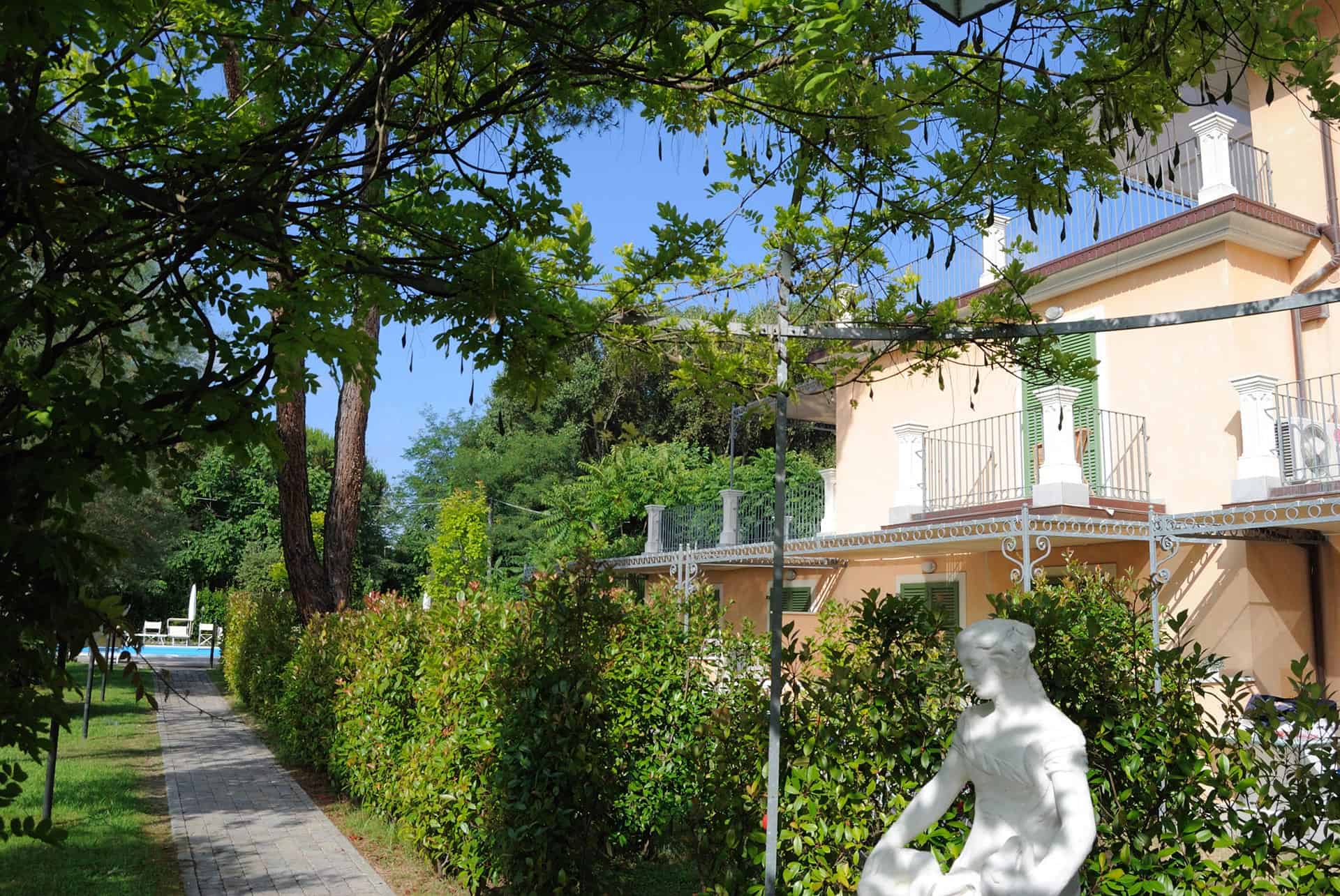 La résidence de vacances La Pergola à Marina di Massa, en Toscane, en Italie La résidence de vacances La Pergola à Marina di Massa, en Toscane, en Italie