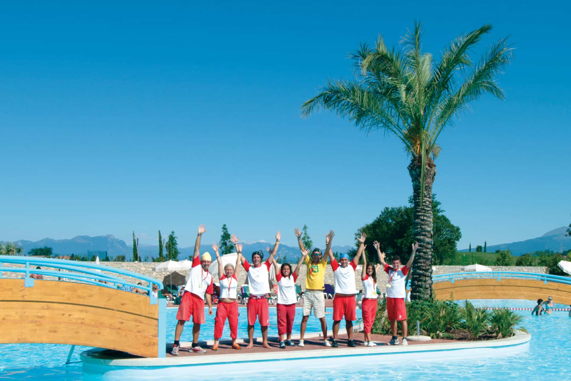 L'équipe d'animation de la résidence de vacances Eden à Peschiera del Garda, proche du Lac de Garde, en Italie L'équipe d'animation de la résidence de vacances Eden à Peschiera del Garda, proche du Lac de Garde, en Italie