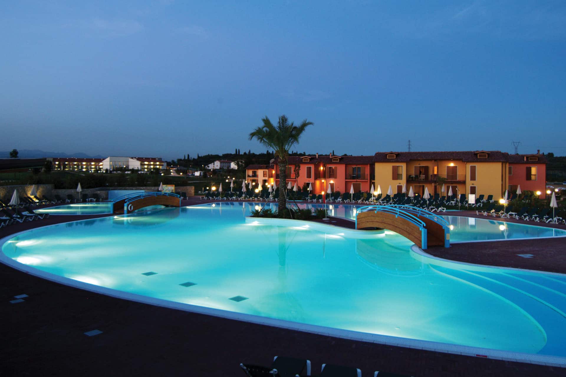 Piscine extérieure de la résidence de vacances Eden à Peschiera del Garda, proche du Lac de Garde, en Italie Piscine extérieure de la résidence de vacances Eden à Peschiera del Garda, proche du Lac de Garde, en Italie