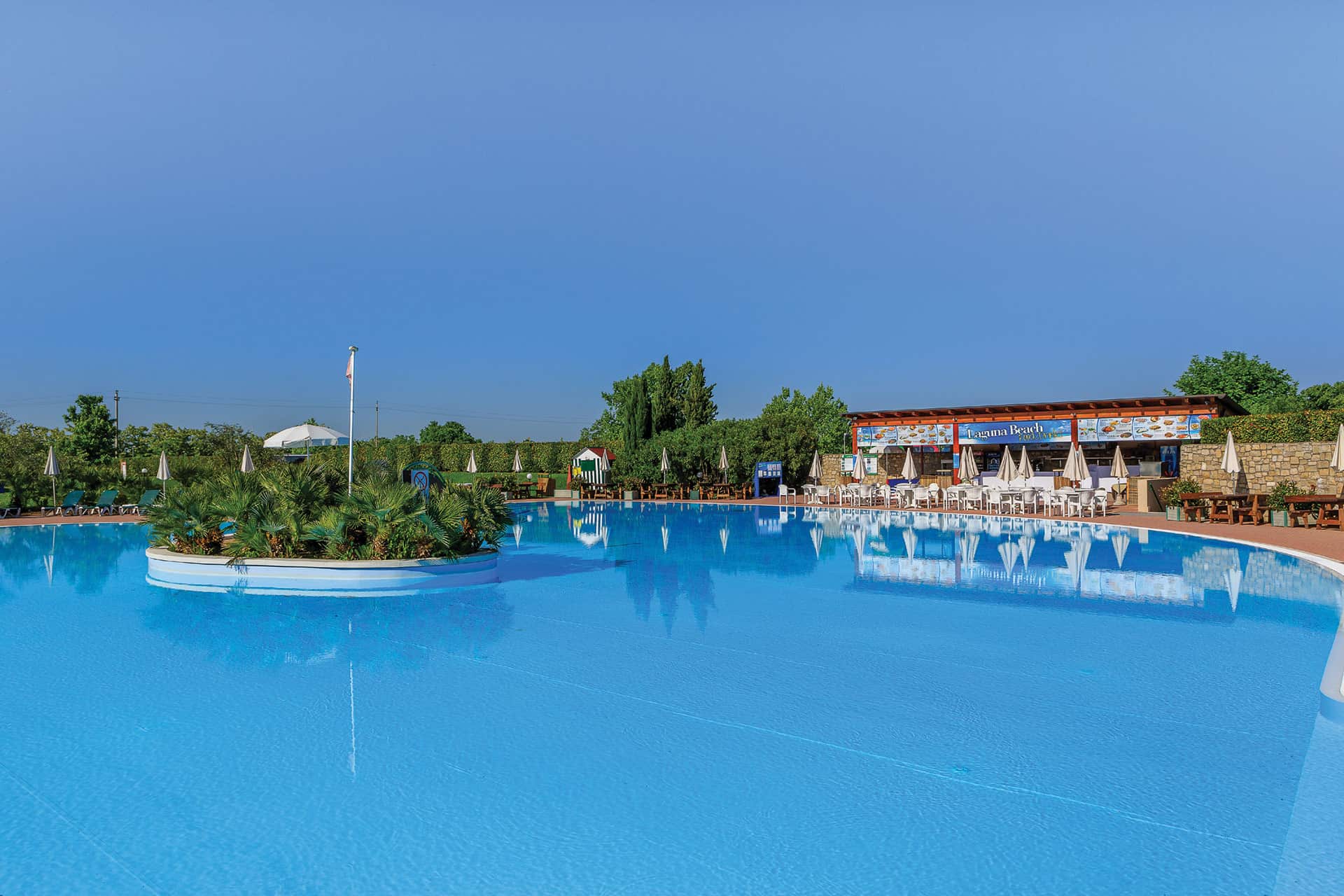 Piscine extérieure de la résidence de vacances Eden à Peschiera del Garda, proche du Lac de Garde, en Italie Piscine extérieure de la résidence de vacances Eden à Peschiera del Garda, proche du Lac de Garde, en Italie