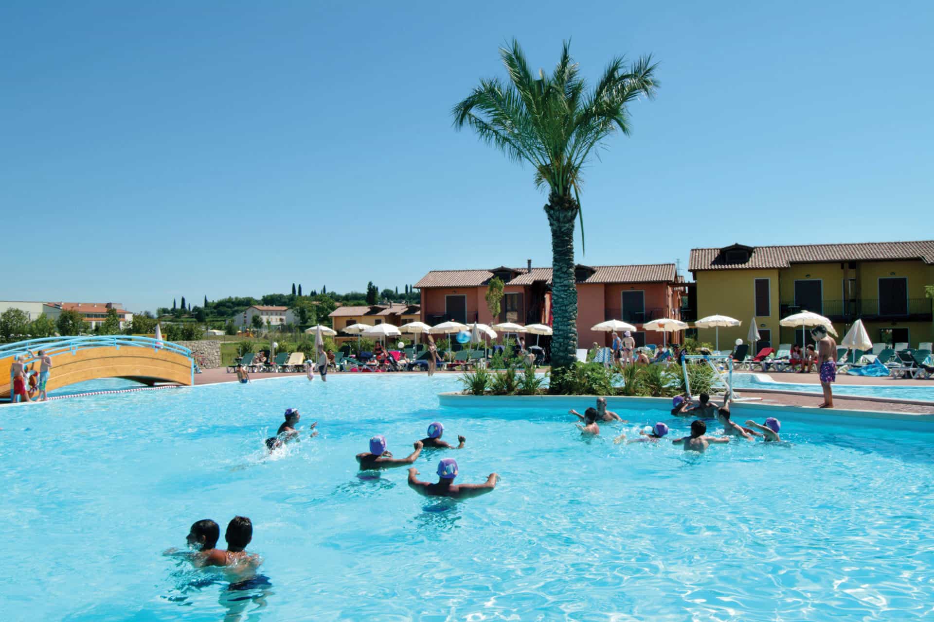 Piscine extérieure de la résidence de vacances Eden à Peschiera del Garda, proche du Lac de Garde, en Italie Piscine extérieure de la résidence de vacances Eden à Peschiera del Garda, proche du Lac de Garde, en Italie